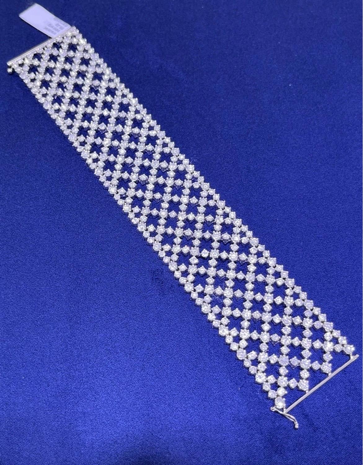 Taglio rotondo Bracciale in oro bianco 14k con diamanti rotondi a maglie larghe e aperte A Link 30,26 CT in vendita