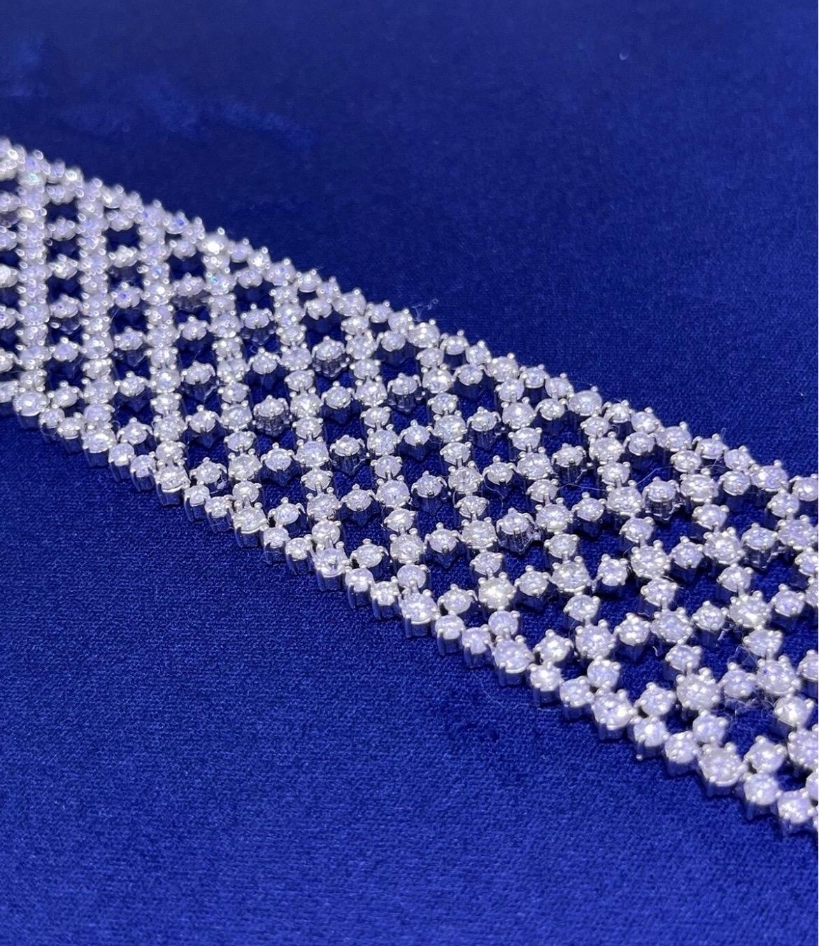 Bracciale in oro bianco 14k con diamanti rotondi a maglie larghe e aperte A Link 30,26 CT In condizioni buone in vendita a Boca Raton, FL