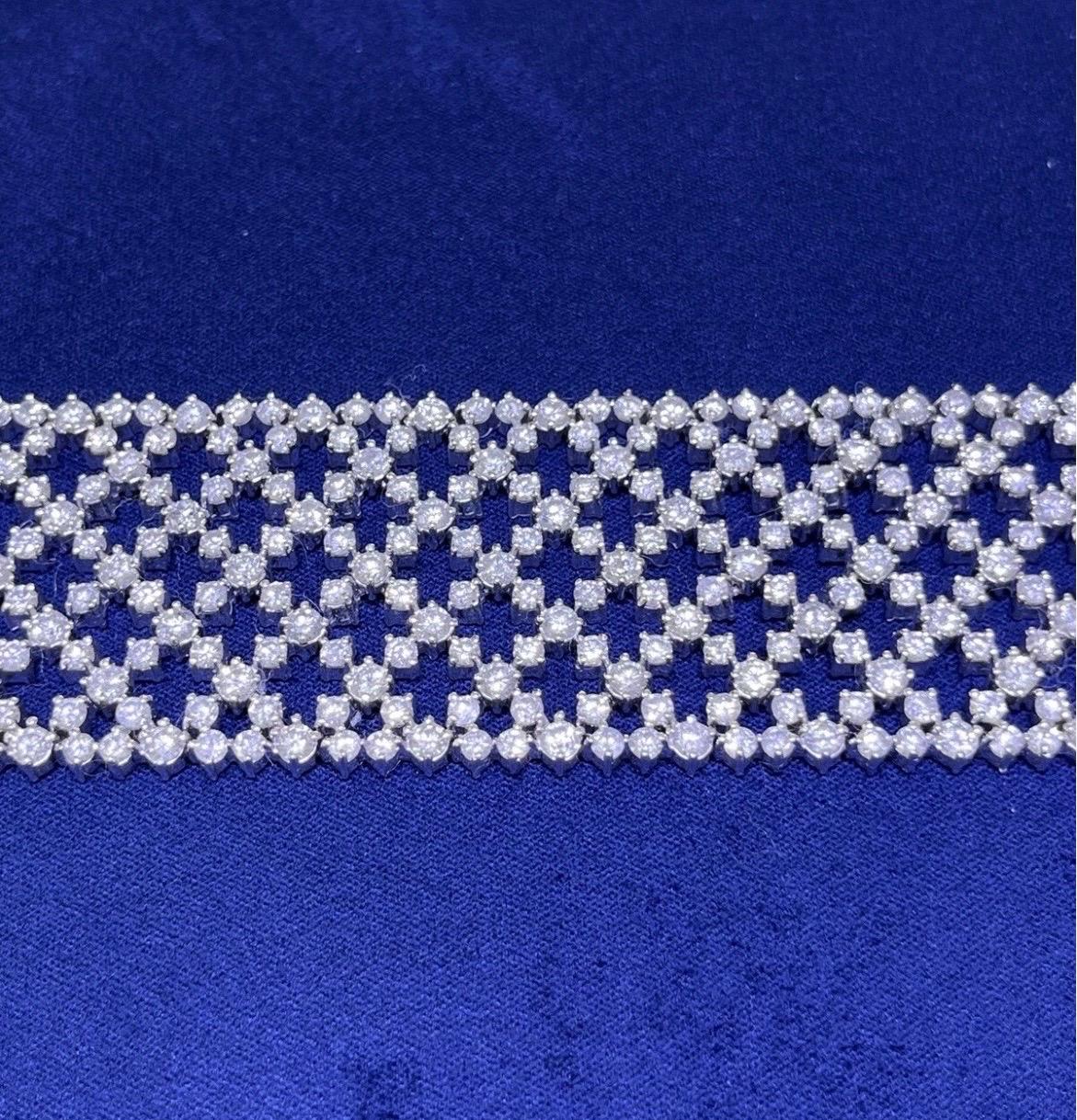Bracciale in oro bianco 14k con diamanti rotondi a maglie larghe e aperte A Link 30,26 CT in vendita 1