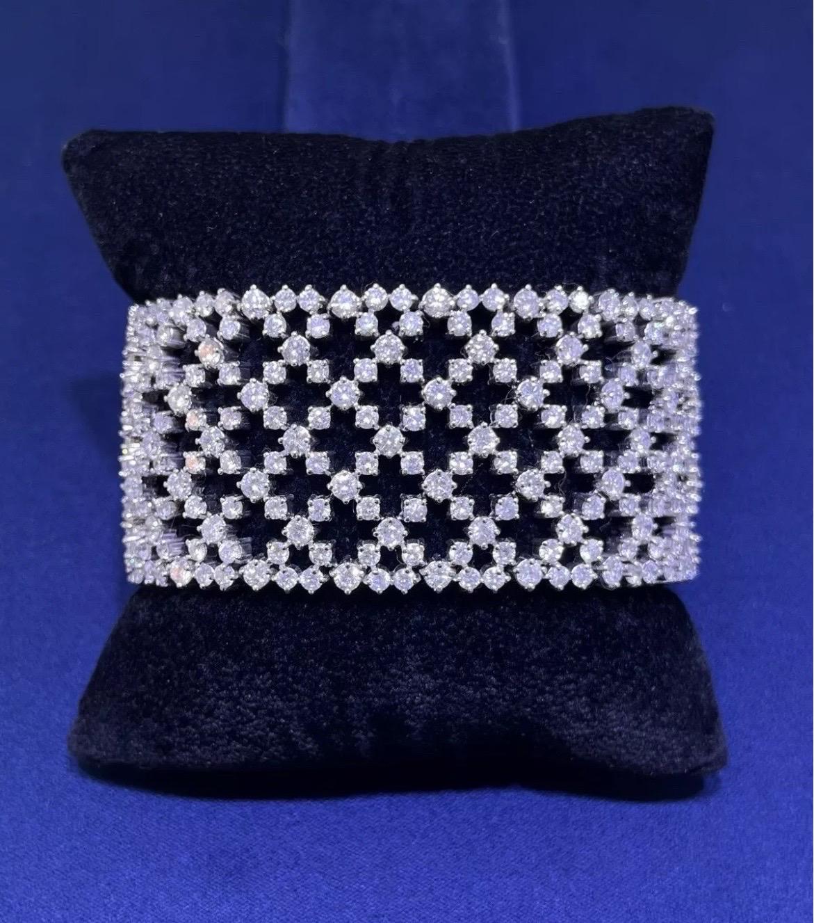 Bracciale in oro bianco 14k con diamanti rotondi a maglie larghe e aperte A Link 30,26 CT in vendita 2