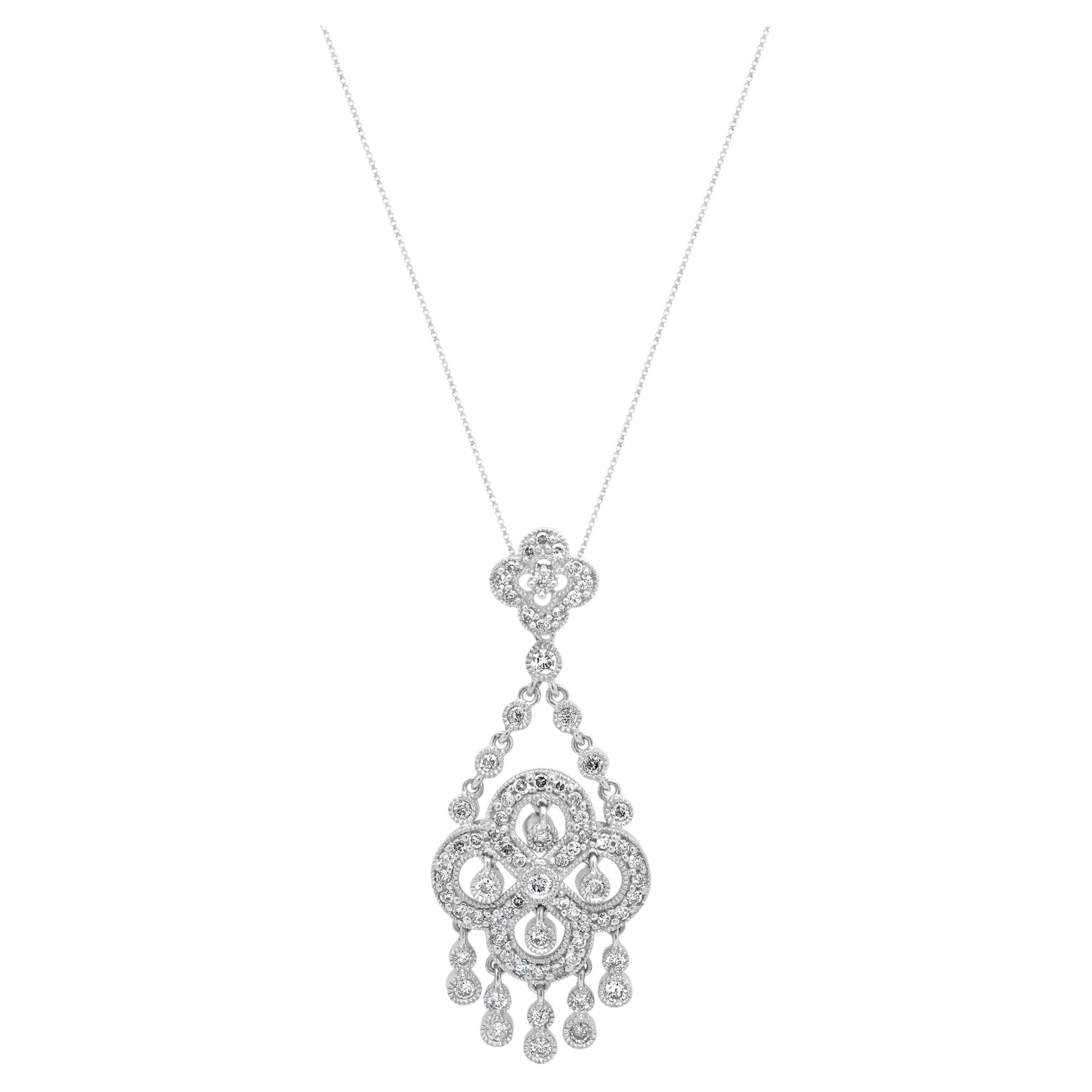 Collana con ciondolo a candeliere rotondo in oro bianco 14K con diamanti e finitura milgrain, 16.25" in vendita