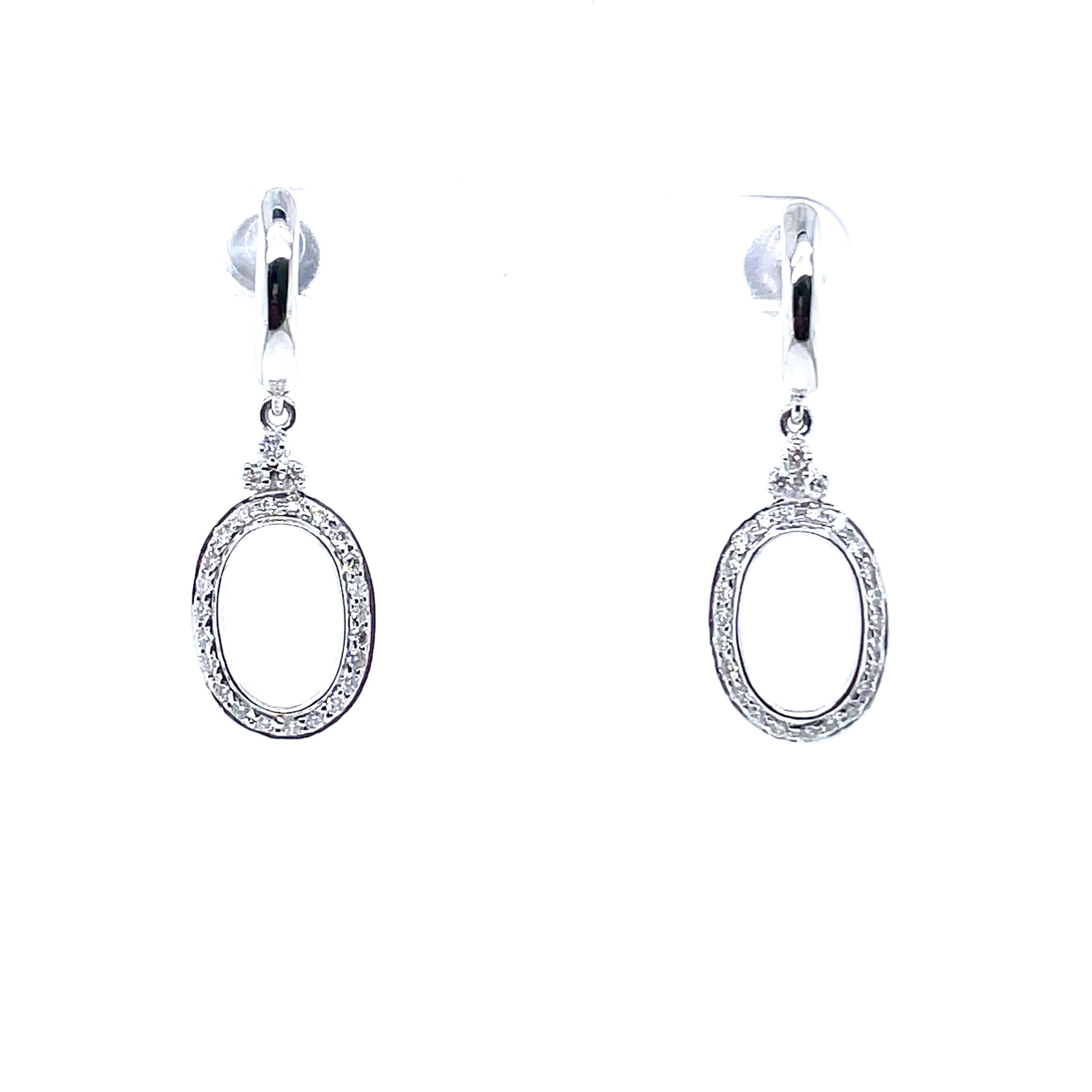 Realizzato con precisione, ogni orecchino presenta un'accattivante disposizione di diamanti che accentua la silhouette ovale con grazia e brillantezza.

Sospesi da una sicura chiusura push-back, questi orecchini offrono comfort e sicurezza mentre