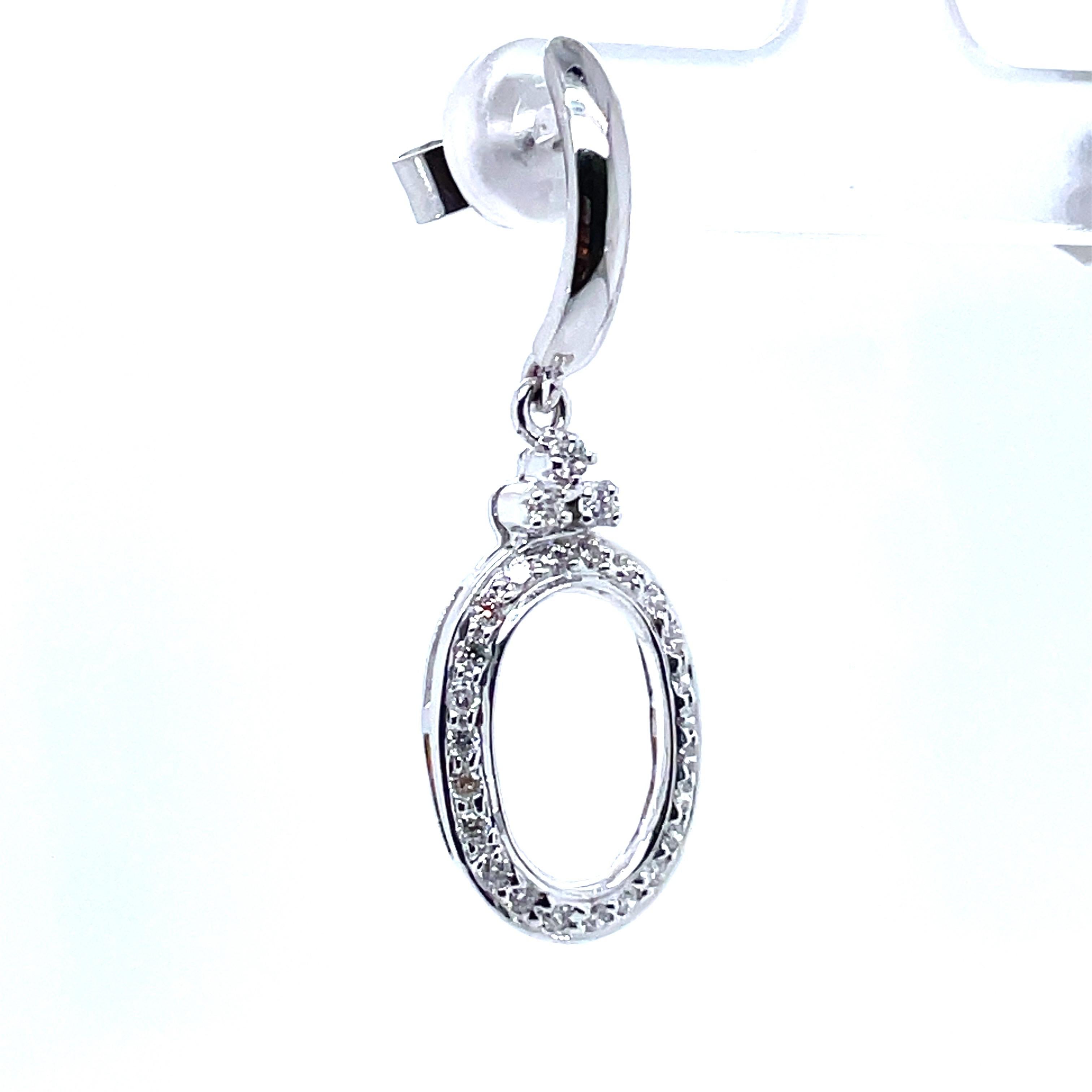 Taglio rotondo Orecchini pendenti ovali con diamante rotondo in oro bianco 14k in vendita