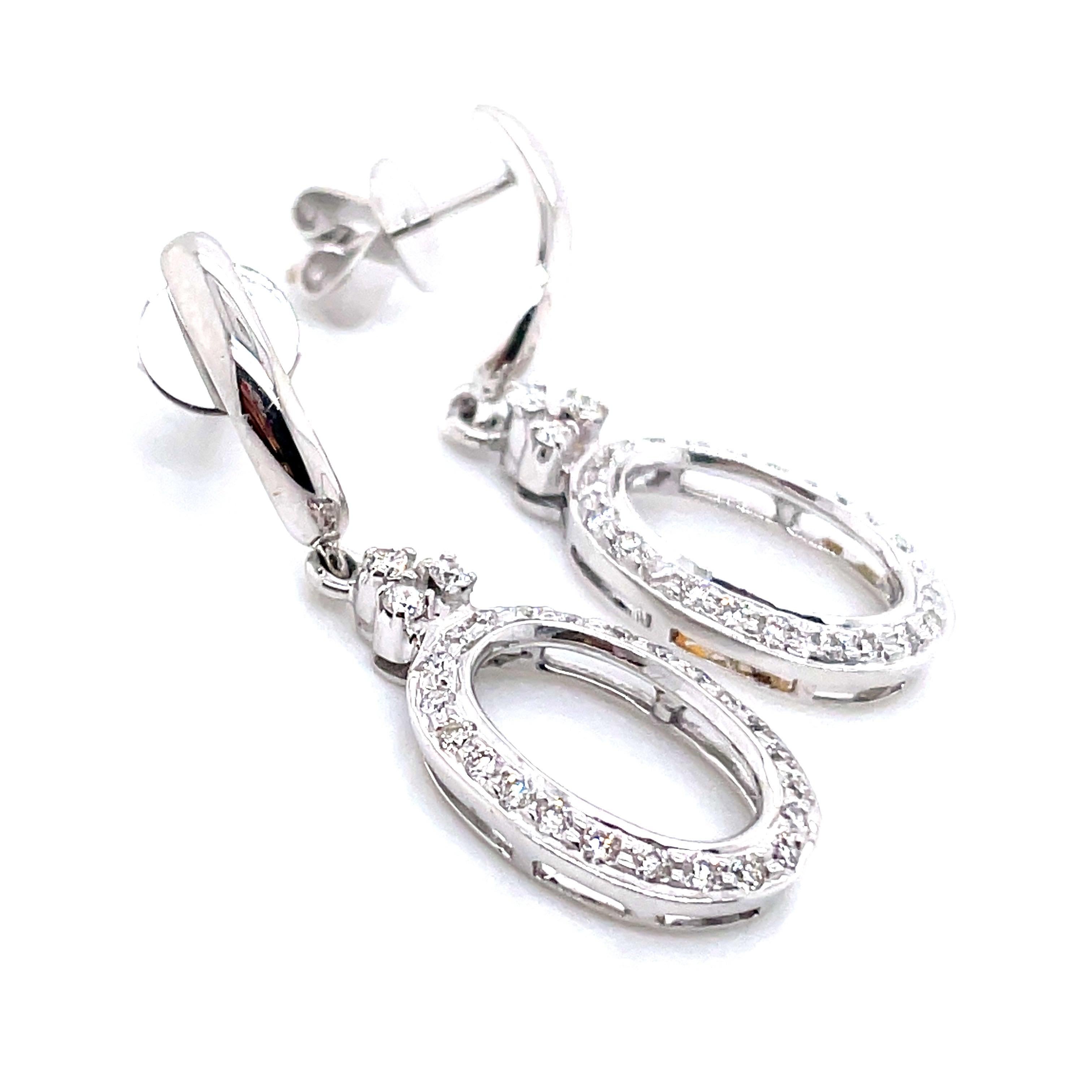 Orecchini pendenti ovali con diamante rotondo in oro bianco 14k In condizioni Nuovo in vendita a Hong Kong, HK