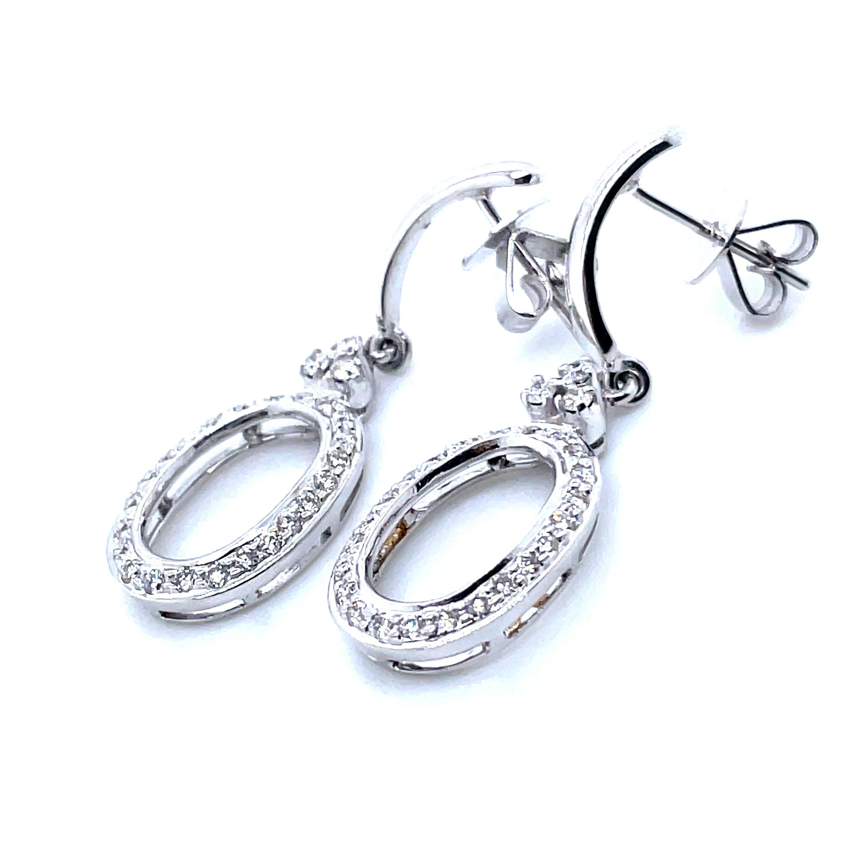 Donna Orecchini pendenti ovali con diamante rotondo in oro bianco 14k in vendita