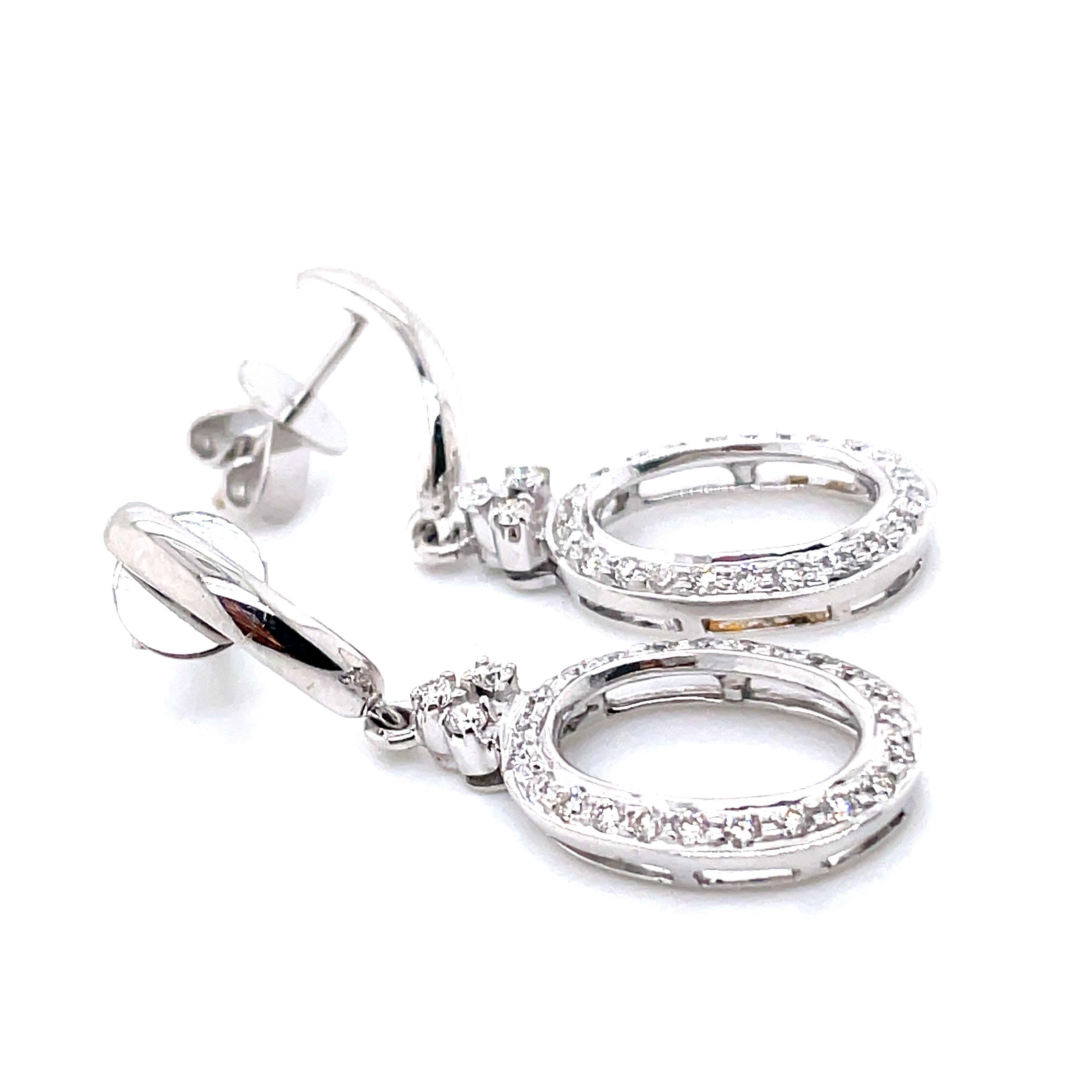 Orecchini pendenti ovali con diamante rotondo in oro bianco 14k in vendita 1