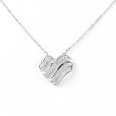 Collier en or blanc 14K avec pendentif en forme de cœur à diamants ronds et ondulés
