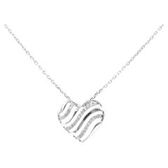 Collier en or blanc 14K avec pendentif en forme de cœur à diamants ronds et ondulés