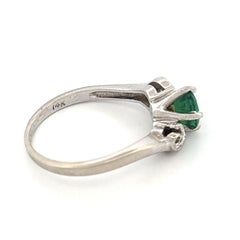 Bague ronde en or blanc 14 carats, sertie d'une émeraude et de diamants, avec motif en spirale