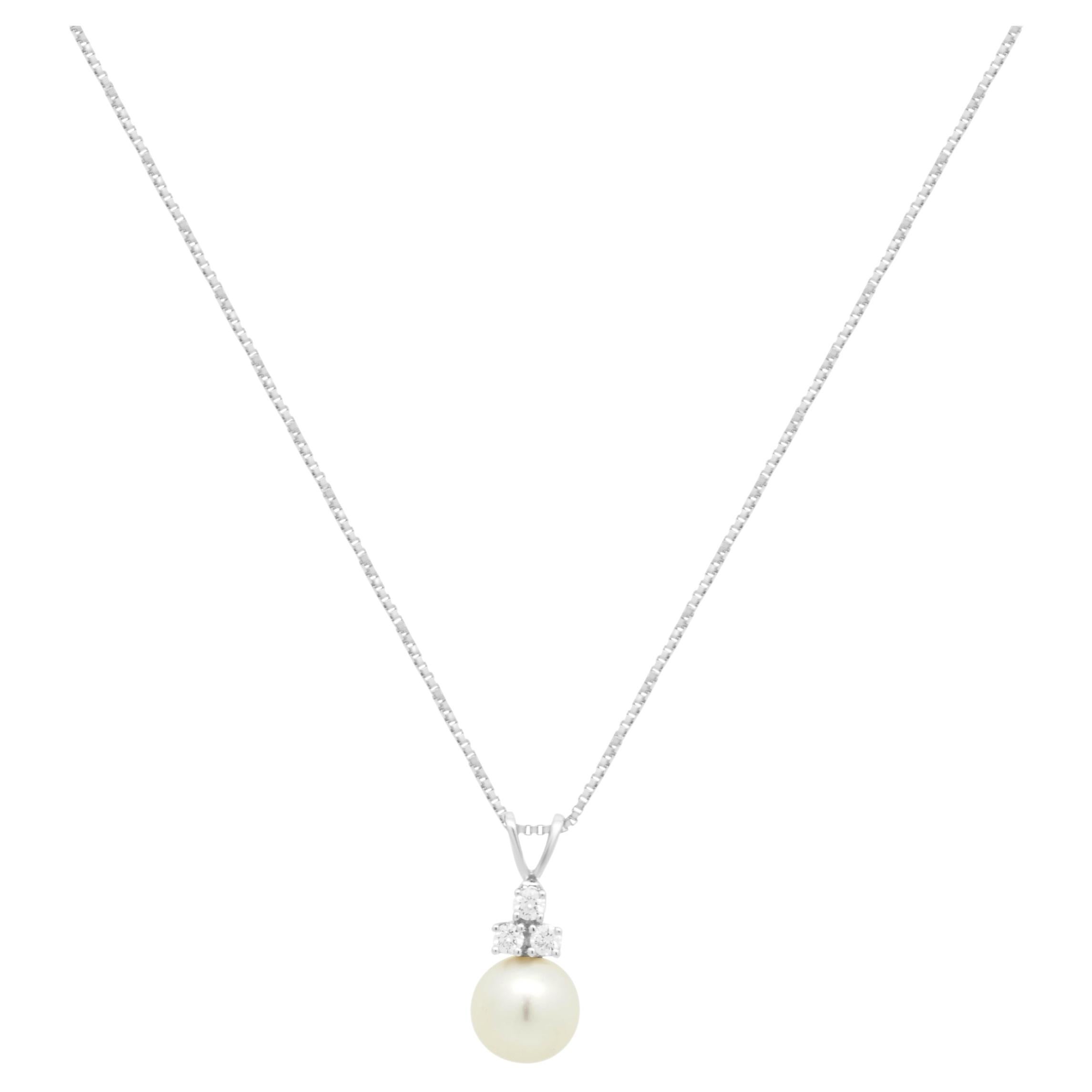 Collana con ciondolo in oro bianco 14K con perla rotonda e diamante rotondo, 17.25"