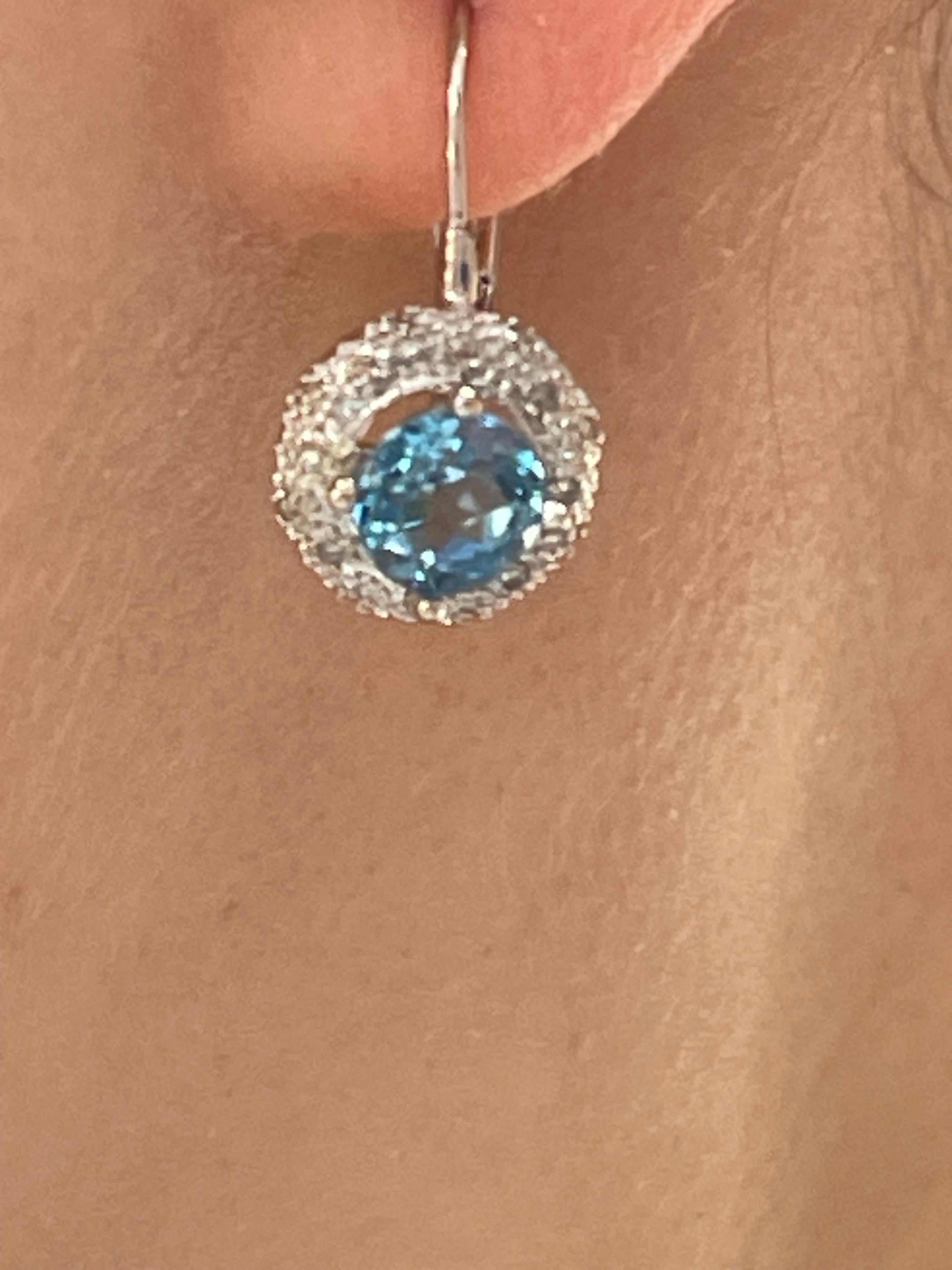 Donna Orecchini tondi in oro bianco 14K con topazio blu svizzero in vendita