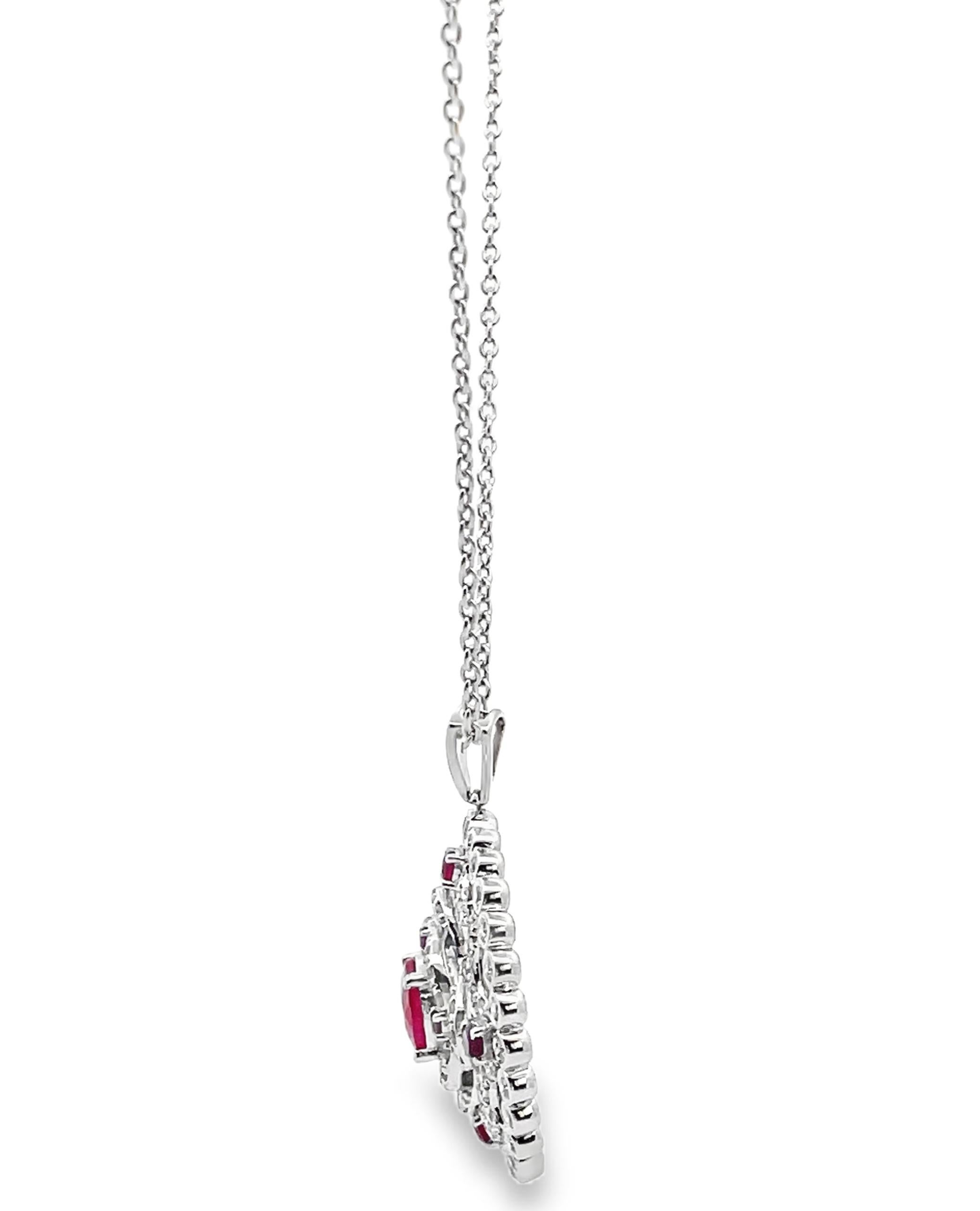 Collana con ciondolo rotondo in oro bianco 14K di ispirazione vintage con rubini del peso totale di 1,08 carati e diamanti del peso totale di 0,79 carati.

- I diamanti hanno colore H e purezza SI1.
- 18 pollici di lunghezza.