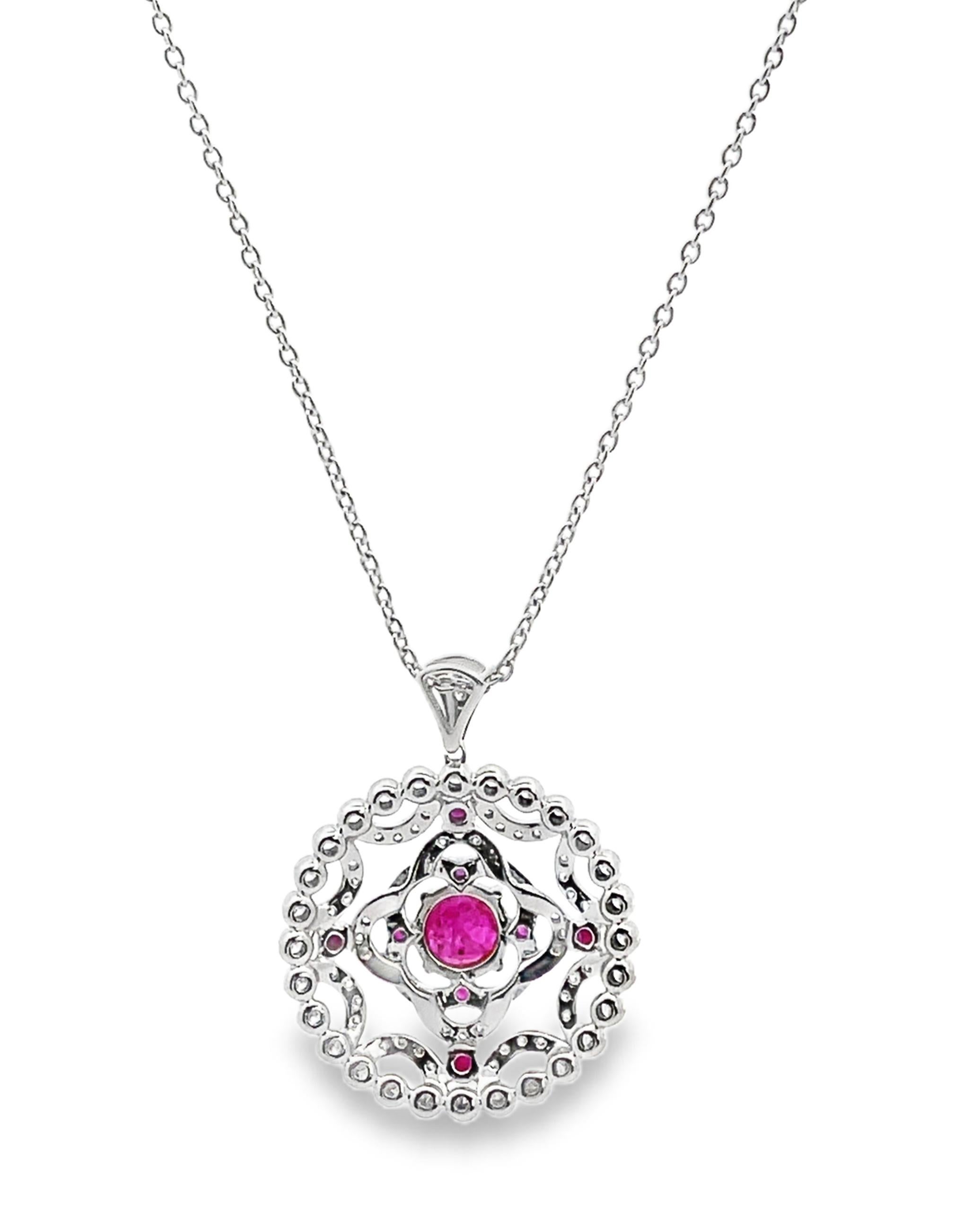 Contemporaneo Collana con ciondolo in oro bianco 14K con rubino e diamanti di ispirazione vintage in vendita