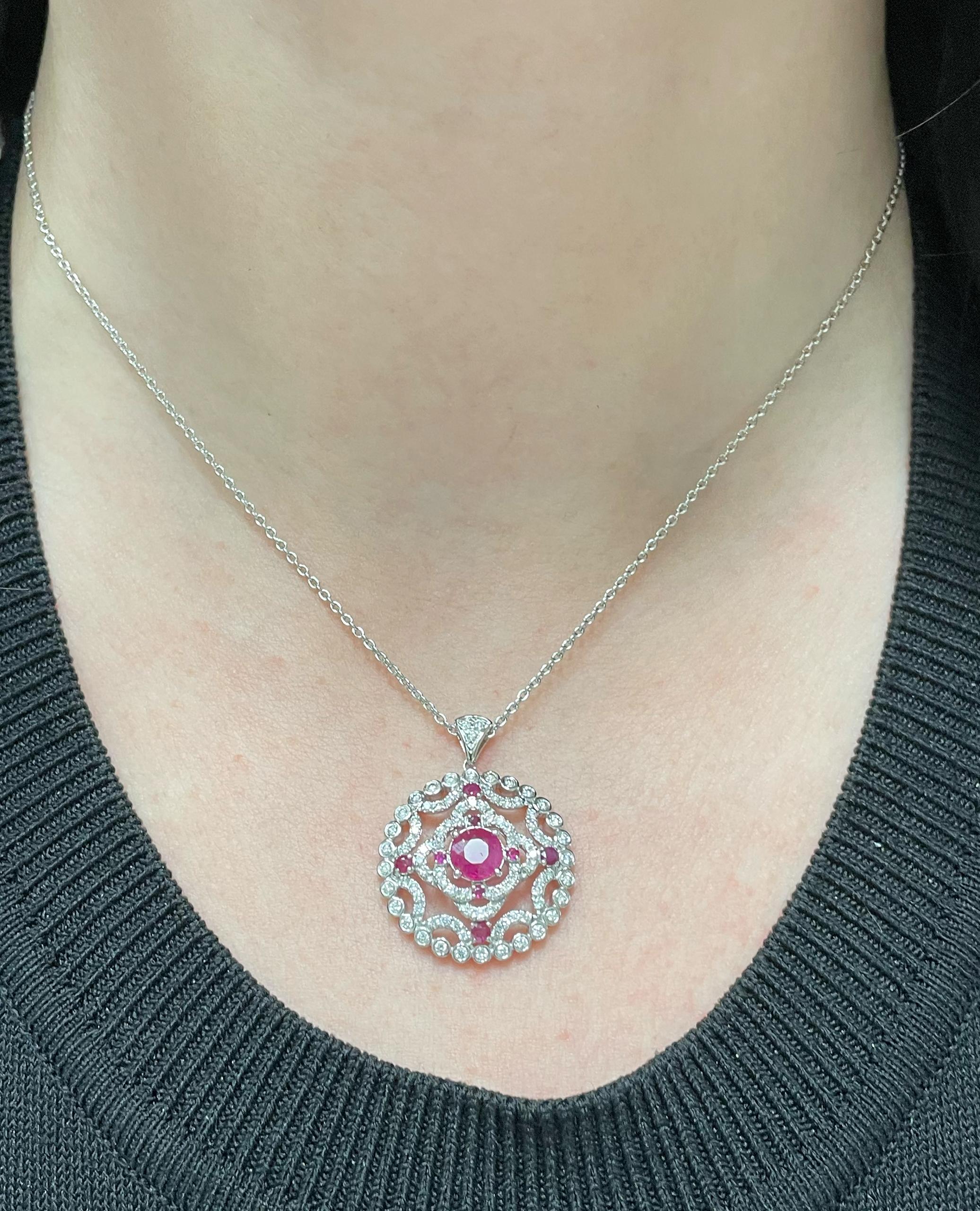 Taglio rotondo Collana con ciondolo in oro bianco 14K con rubino e diamanti di ispirazione vintage in vendita