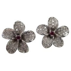 Boucles d'oreilles fleur en or blanc 14 carats avec rubis et diamants de 1 pouce de taille