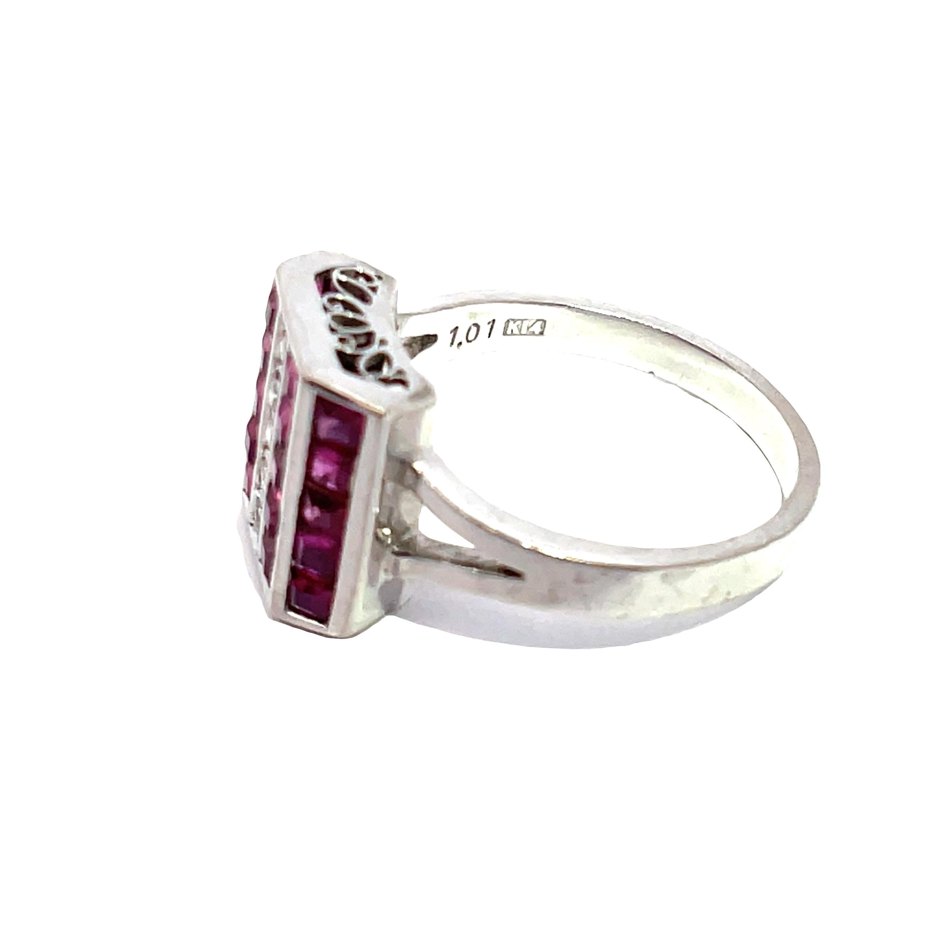 Moderne Bague en or blanc 14K avec rubis et diamants en vente