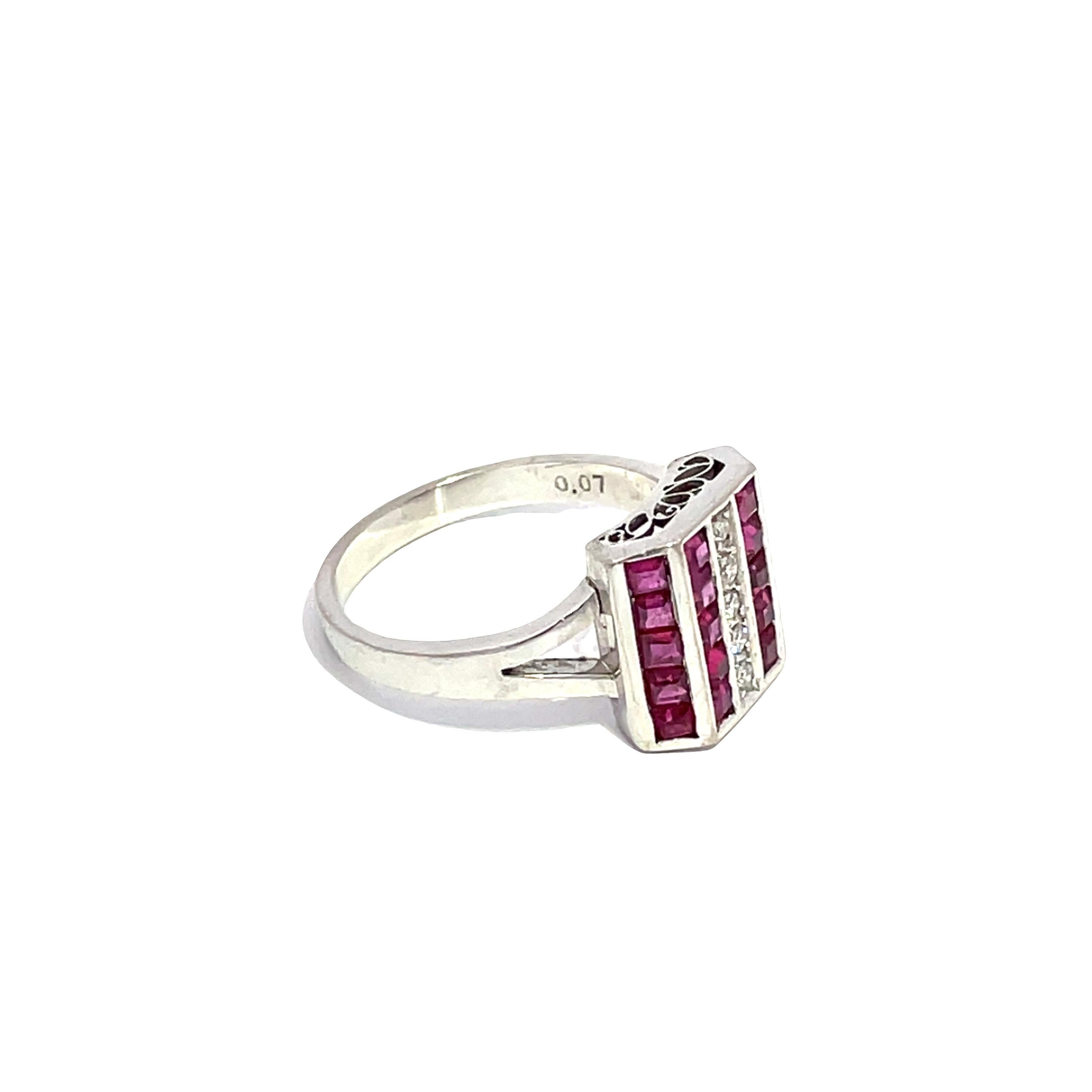 Taille carrée Bague en or blanc 14K avec rubis et diamants en vente