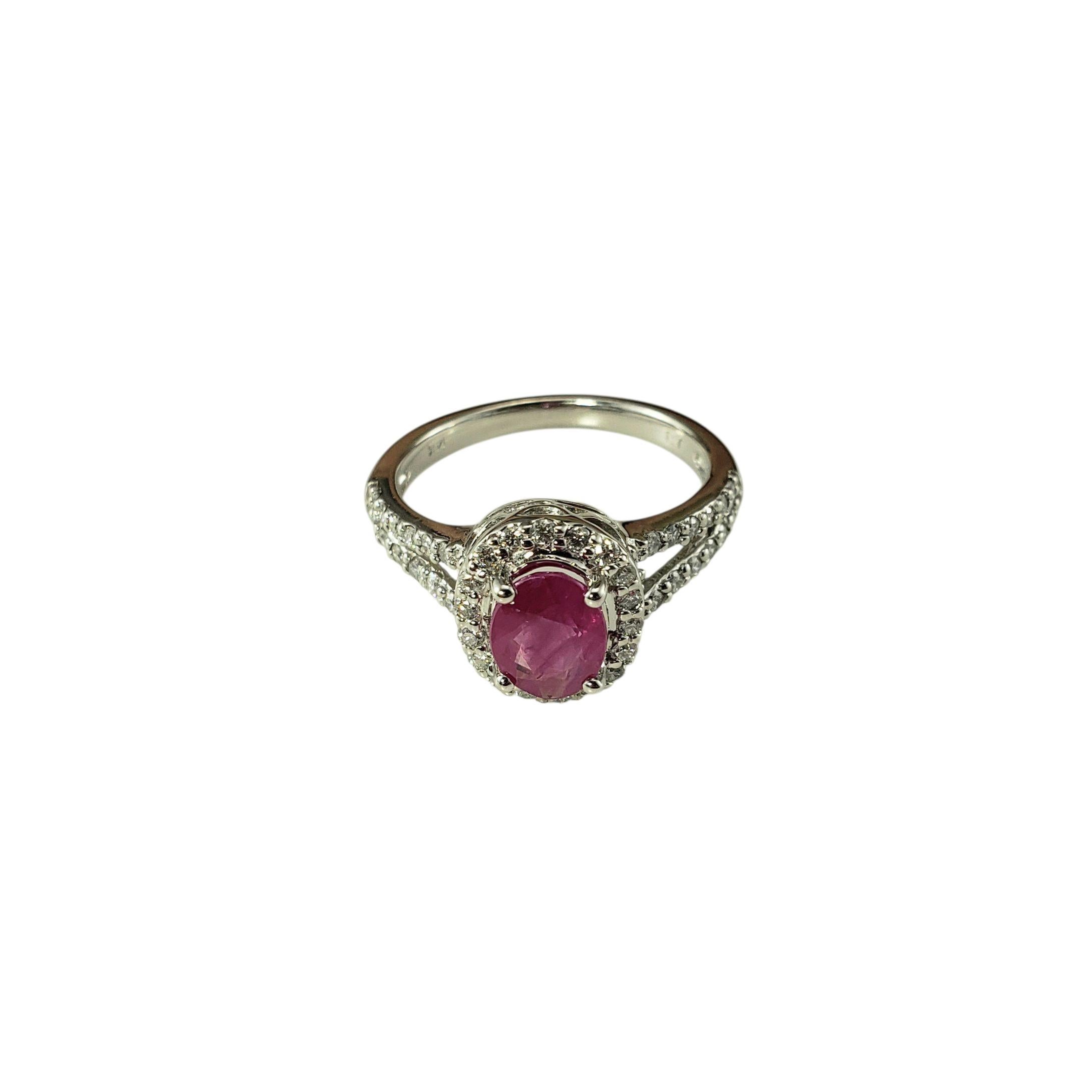 Anello in oro bianco 14K con rubino e diamanti misura 7 Certificato JAGi...

Questo splendido anello presenta un rubino naturale dal taglio ovale accentuato da 46 scintillanti diamanti dal taglio brillante incastonati nel classico oro bianco 14K.