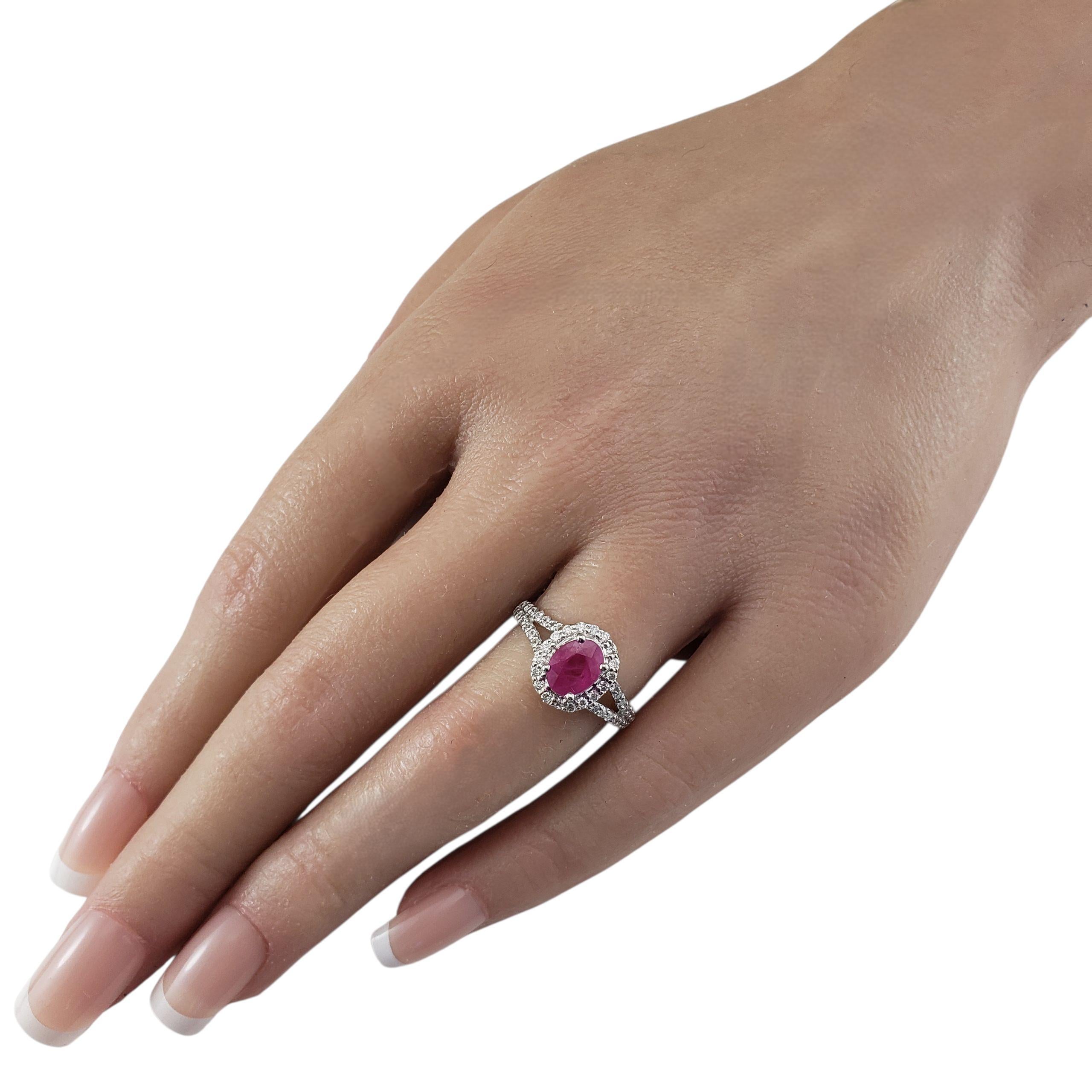 Anello in oro bianco 14K con rubino e diamanti misura 7 #23314 in vendita 1