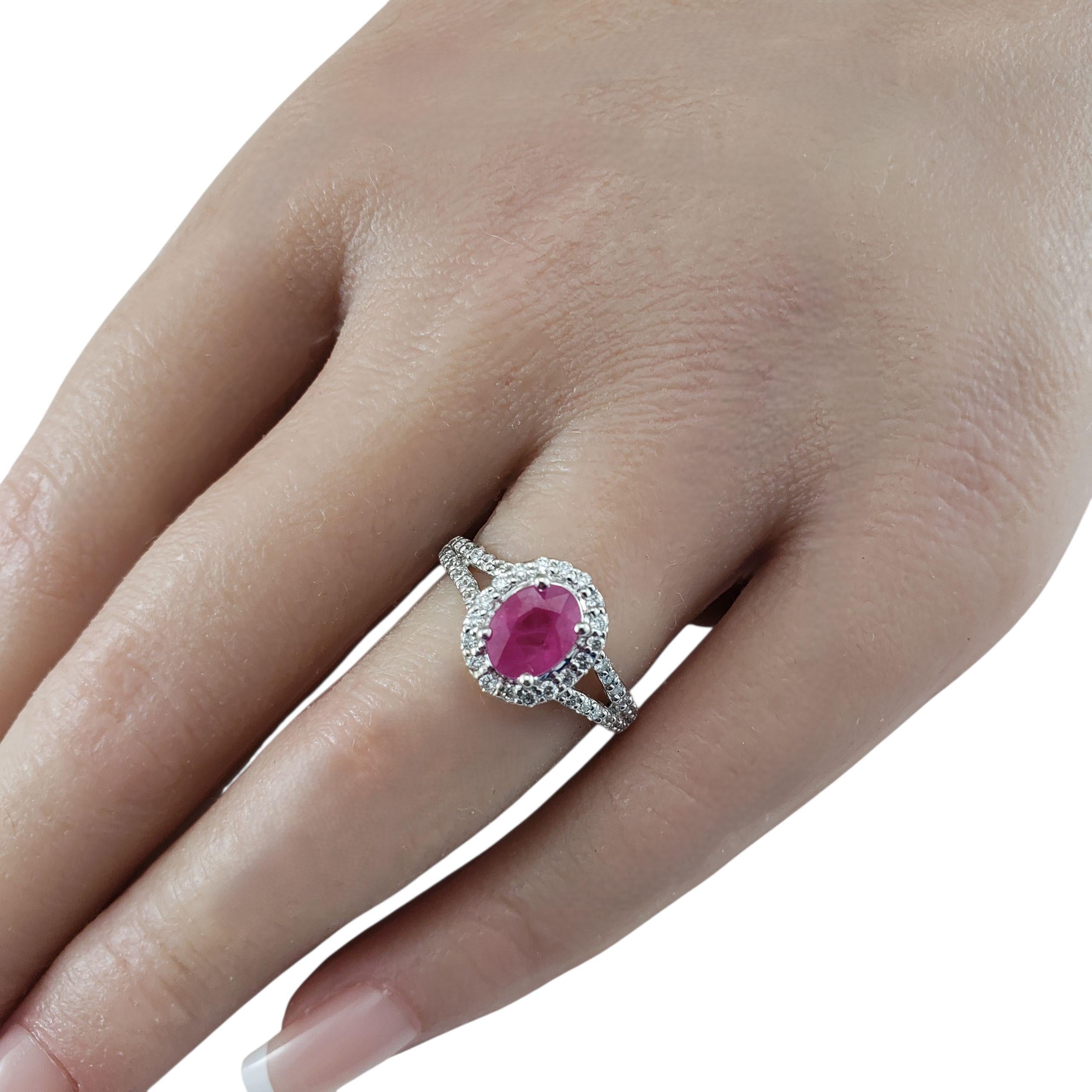 Anello in oro bianco 14K con rubino e diamanti misura 7 #23314 in vendita 2