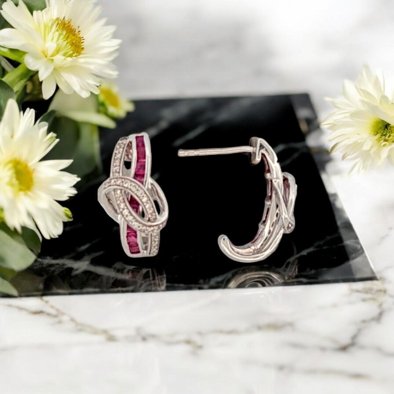 L'eleganza moderna incontra il fascino classico in questi orecchini con gancio a J in oro bianco 14K, caratterizzati da rubini taglio principessa incastonati a canale e accentuati da J Gold naturali da .25 CTW. Con un'elegante silhouette da 1/2