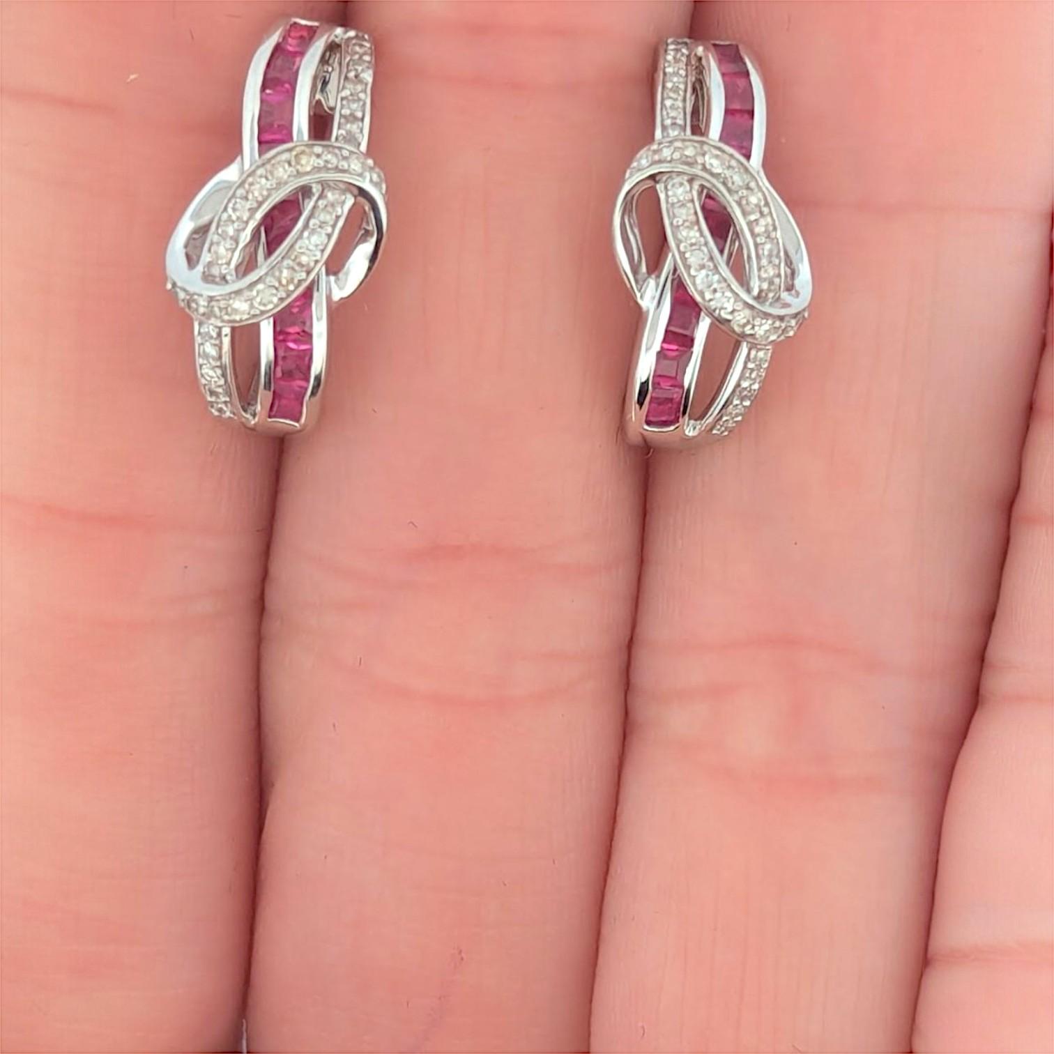 Perlina Colette  Orecchini con gancio a J in oro bianco 14K con rubini e diamanti  Canale Set Principessa in vendita