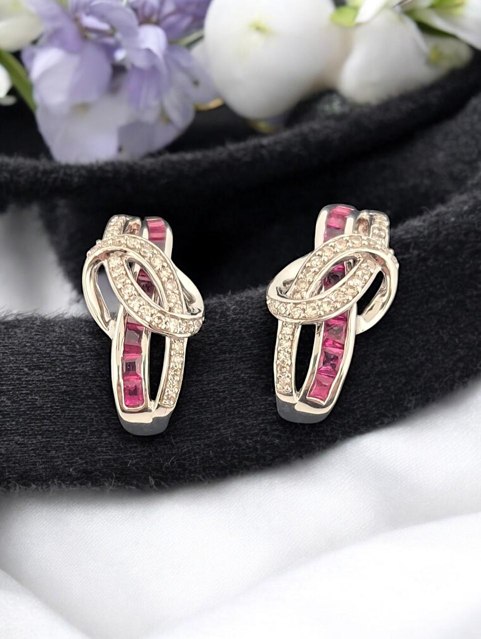 Colette  Orecchini con gancio a J in oro bianco 14K con rubini e diamanti  Canale Set Principessa In condizioni Nuovo in vendita a Greeneville, TN