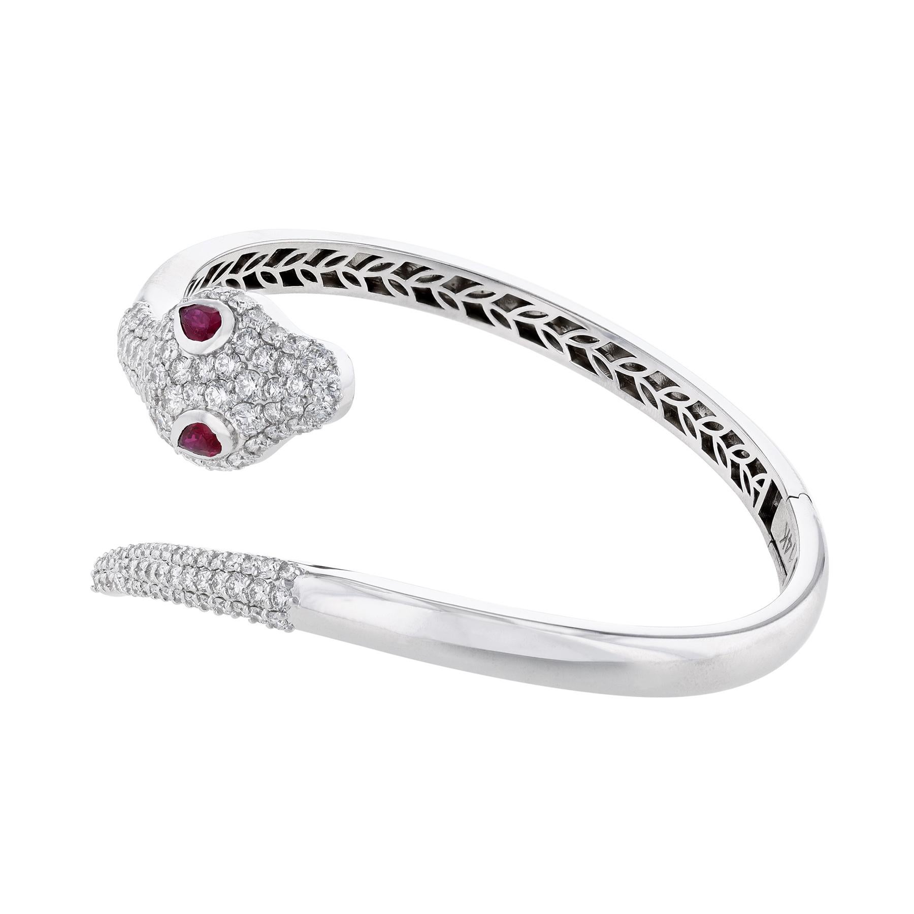 Le bracelet pour femme est fabriqué en or blanc 14 carats et comporte 2 rubis taille poire de 0,26 carat. Avec 120 diamants de taille ronde, 3,57 carats. Pesant 3,83 carats en tout. 

