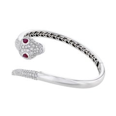 Bracelet jonc serpent en or blanc 14 carats avec rubis et diamants, de 3,83 carats