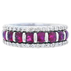 Anillo apilable de oro blanco de 14k con rubíes y diamantes