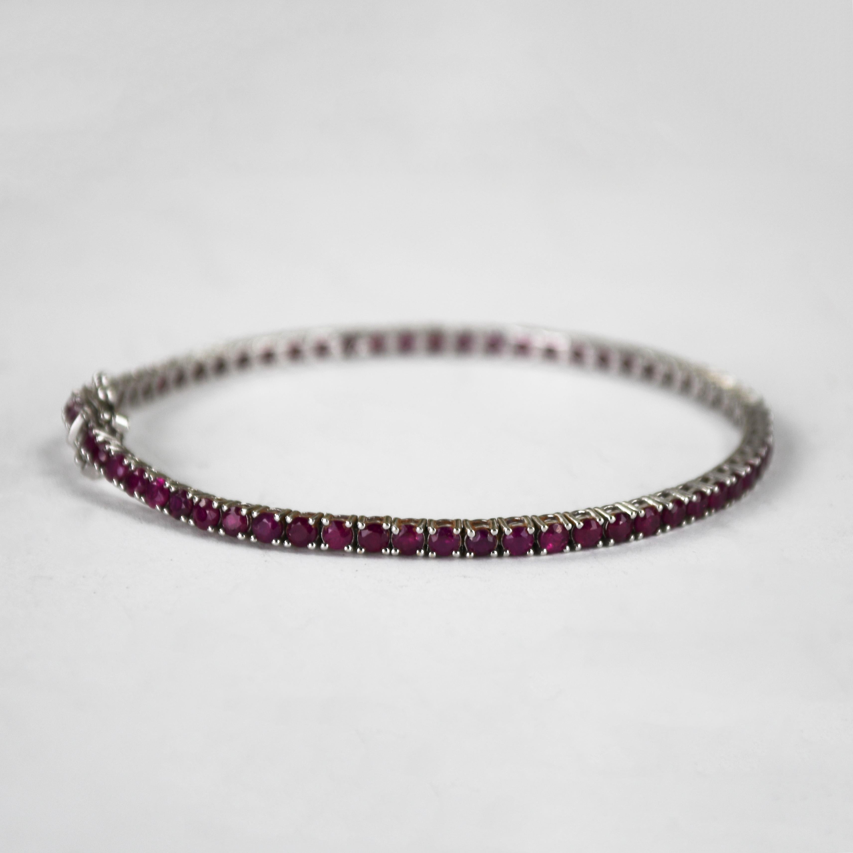 Bracciale tennis da donna in oro bianco 14k e rubini.
Timbrato 14k e peso lordo di 8,2 grammi.
I rubini sono tagli tondi a brillante, di un bel colore, di bassa purezza, con un peso totale di 4,00 carati.
Il bracciale misura 7 pollici di lunghezza e