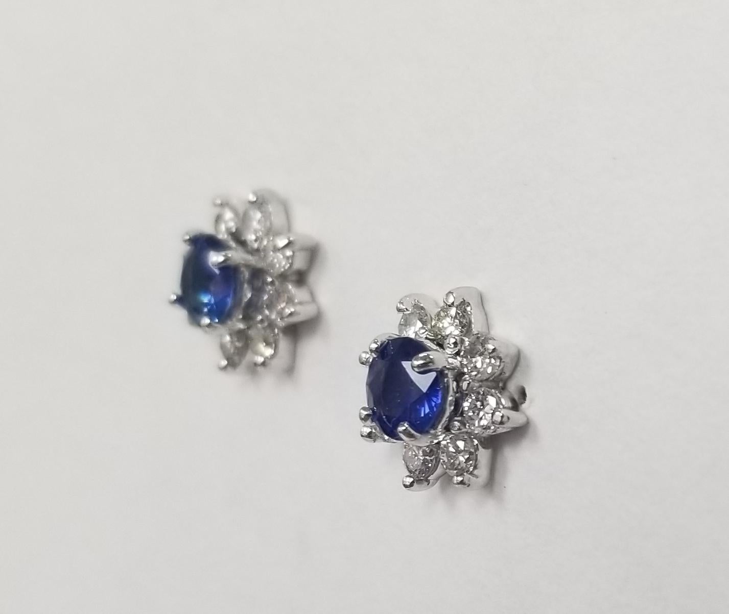 Specifications:
    main stone: Sapphire round 1.02cts.
    additional:0.31CTW 22PS ROUND DIAMONDS G VS2 
    diamonds:16PCS
    carat total weight:.80 ctw
    metal:14K GOLD
    TYPE:    earrings
    weight:2.6 gr



