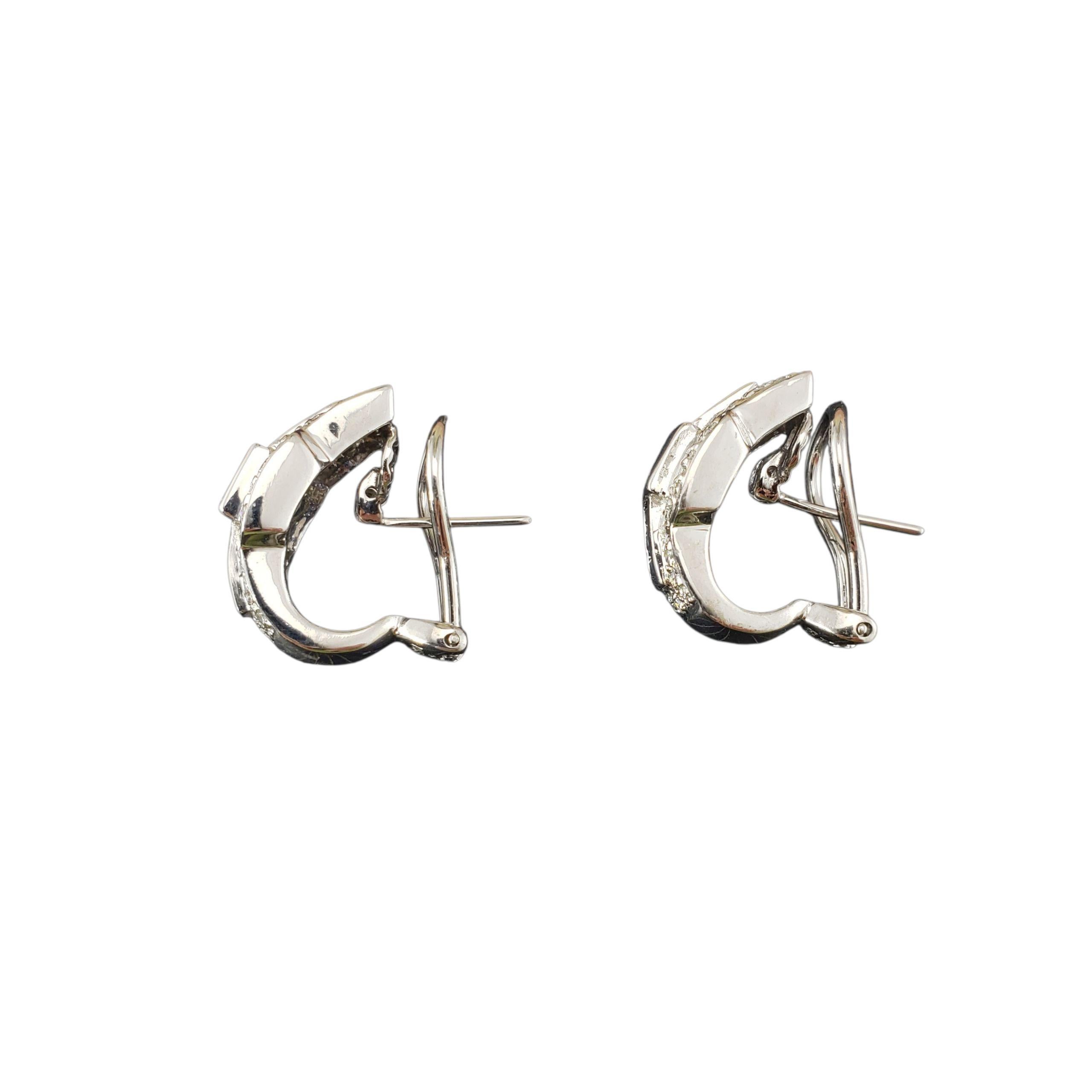 Taille ronde Boucles d'oreilles en or blanc 14K avec saphir et diamant en forme de dos d'oméga  #23346 en vente