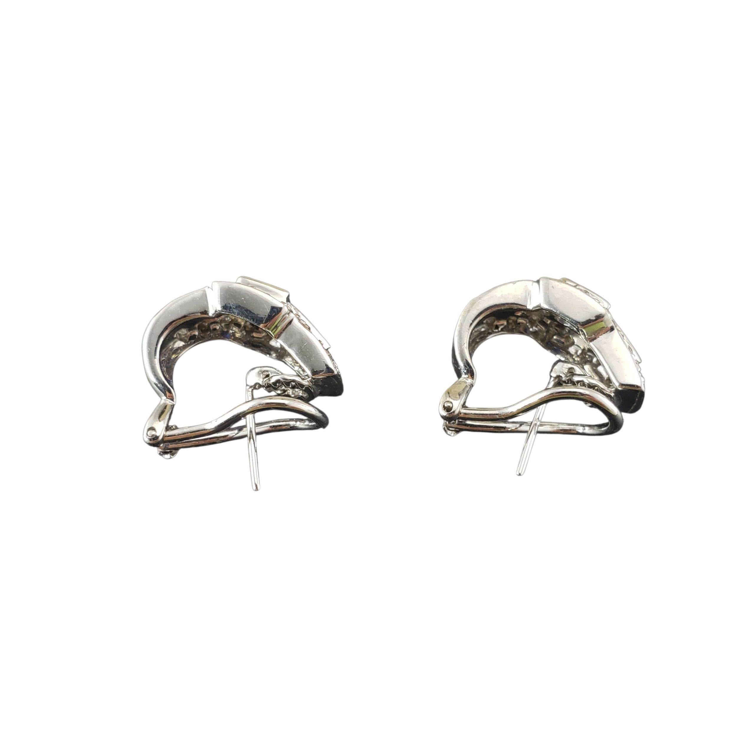 Boucles d'oreilles en or blanc 14K avec saphir et diamant en forme de dos d'oméga  #23346 Bon état - En vente à Washington Depot, CT