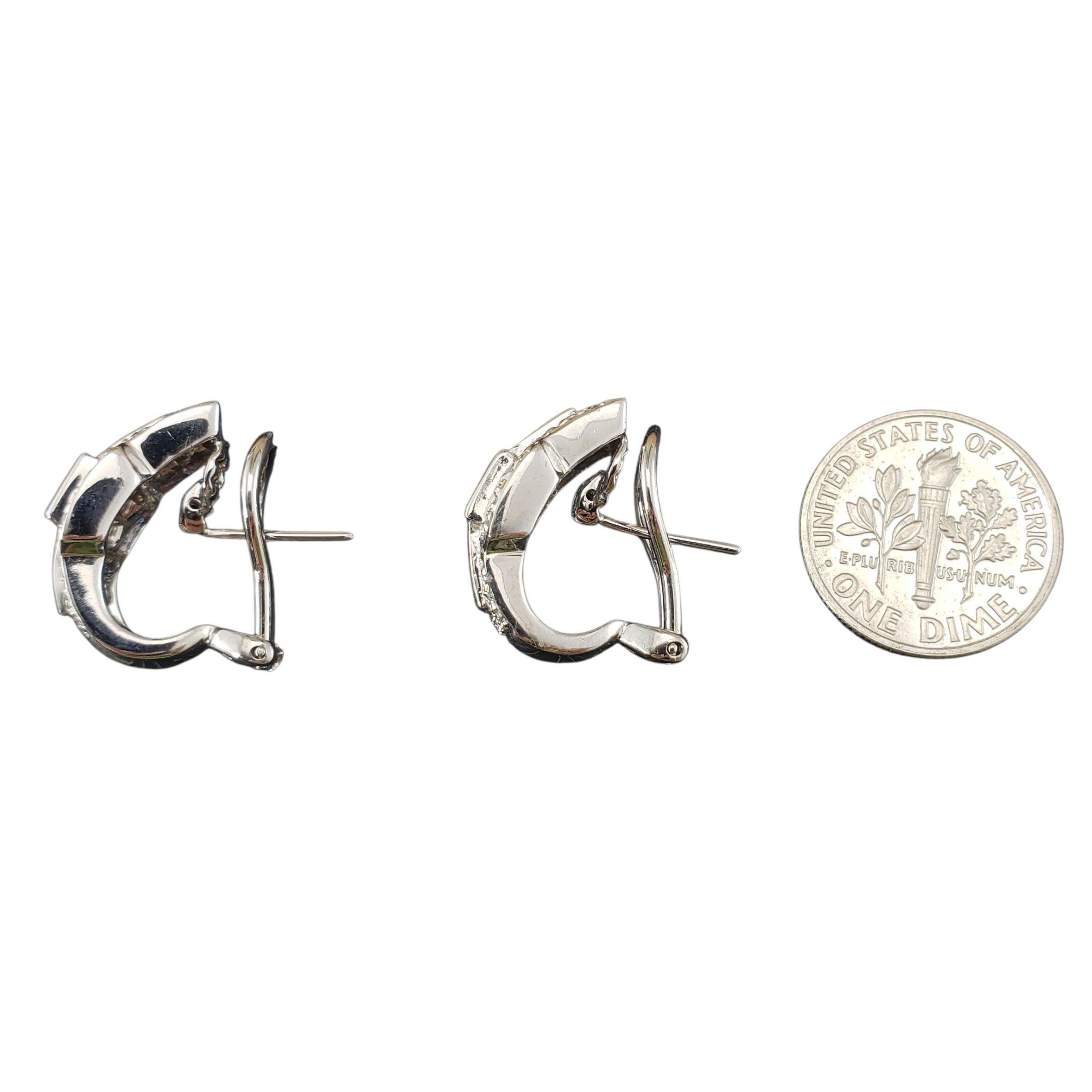 Boucles d'oreilles en or blanc 14K avec saphir et diamant en forme de dos d'oméga  #23346 Pour femmes en vente