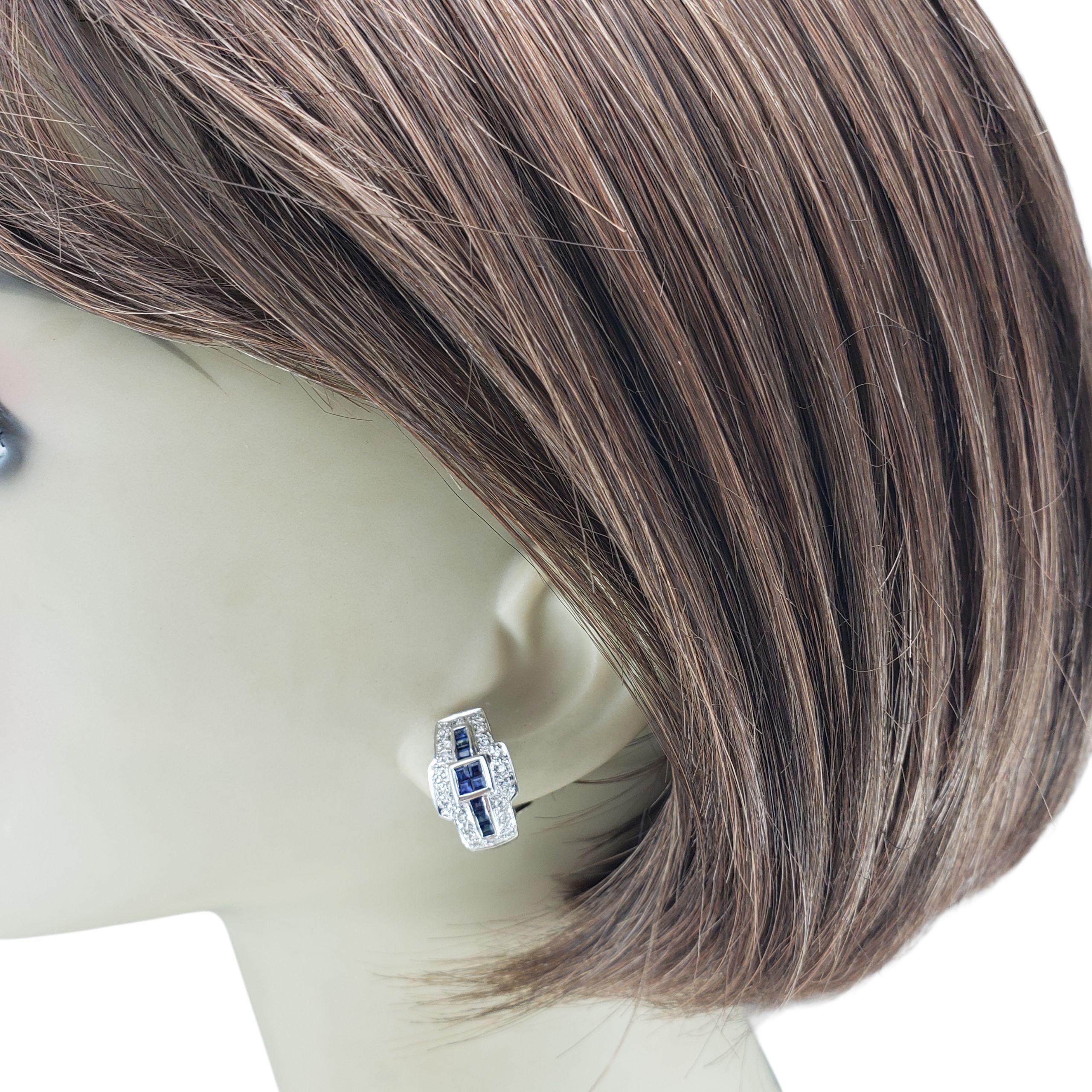 Boucles d'oreilles en or blanc 14K avec saphir et diamant en forme de dos d'oméga  #23346 en vente 3