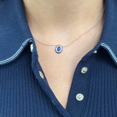 Colgante de zafiro y diamante de oro blanco de 14 quilates