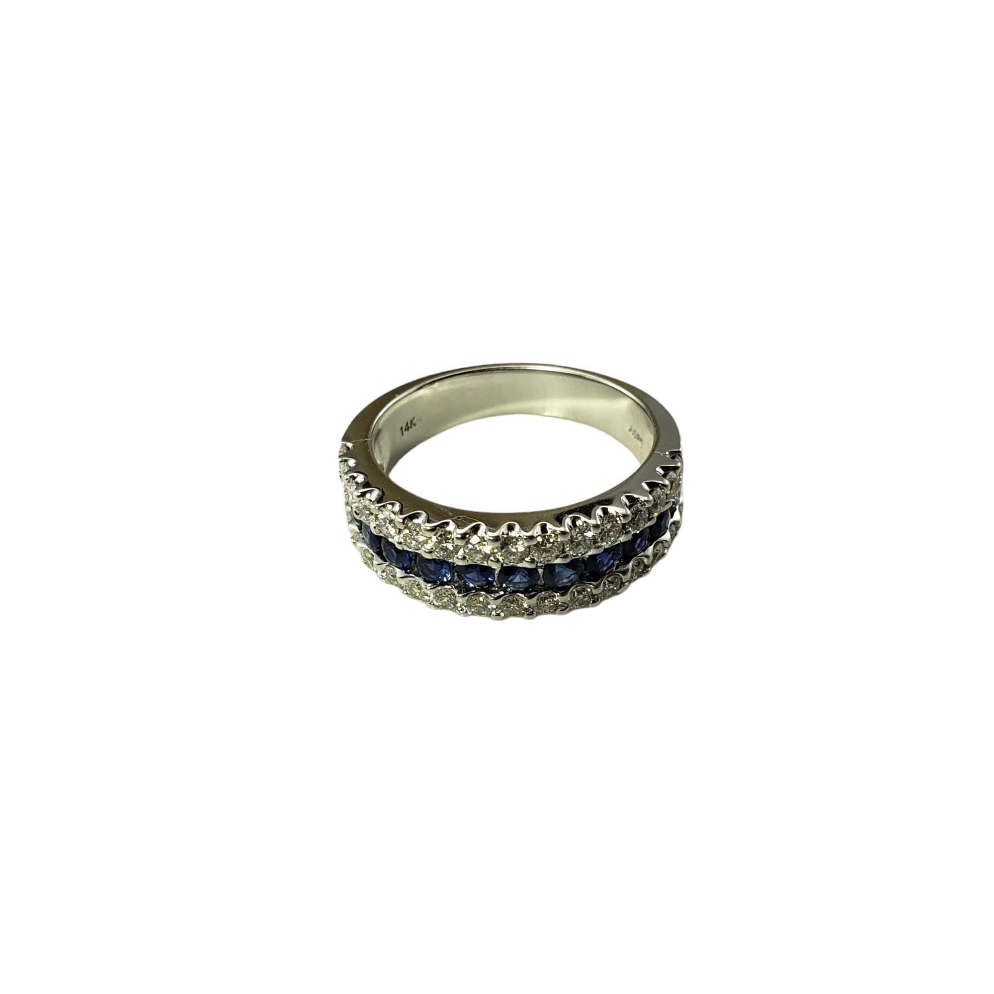 Anello in oro bianco 14 carati con zaffiro e diamante, misura 7,25, certificato JAGi.

Questo elegante anello presenta 32 diamanti rotondi taglio brillante e 12 zaffiri blu rotondi incastonati nel classico oro bianco 14K.  Larghezza: 6 mm. 
Gambo: