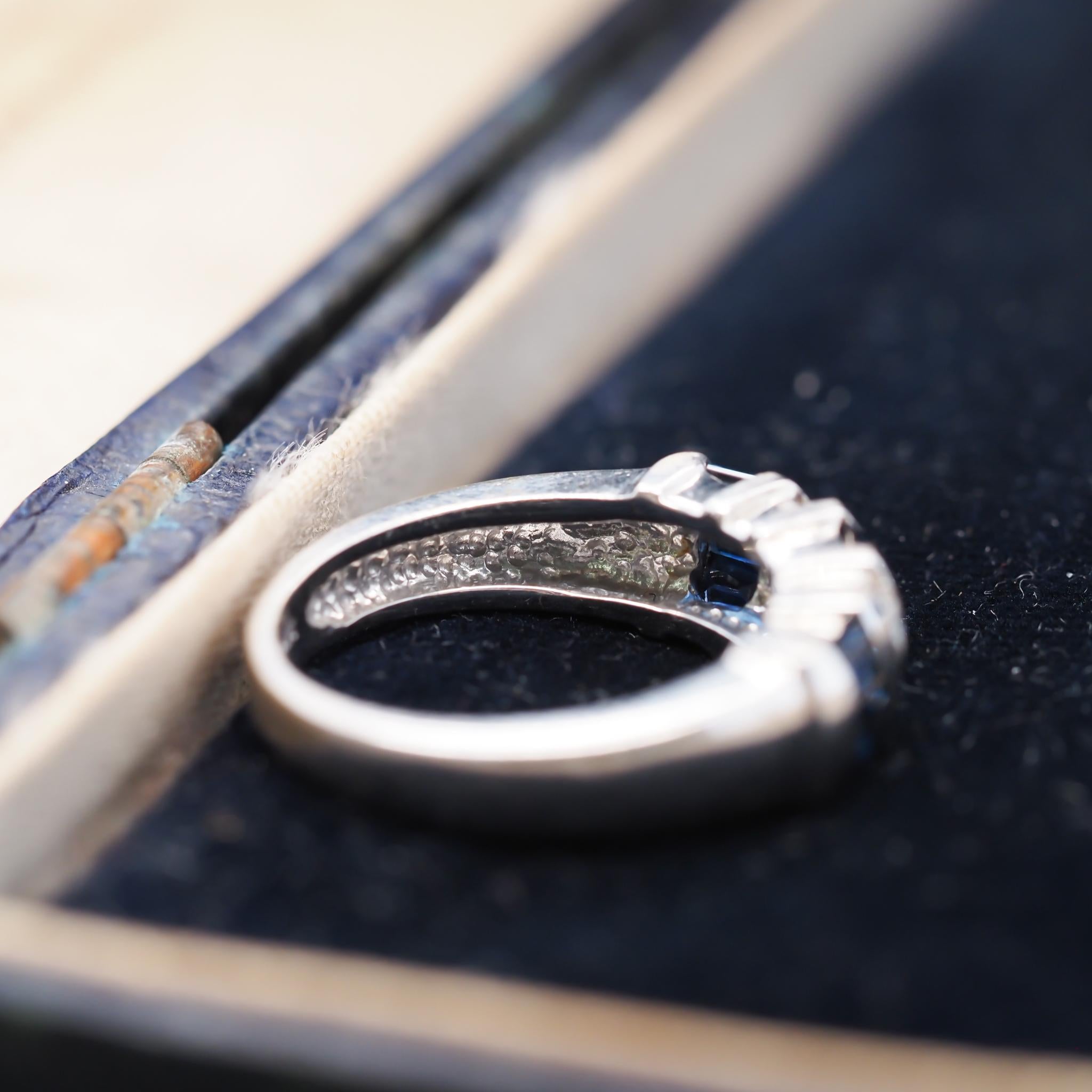 14k Weißgold Saphir- und Diamant-Ehering (Zeitgenössisch) im Angebot