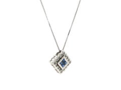 Collar con colgante deslizante cuadrado festoneado de oro blanco de 14k con zafiro y halo de diamantes