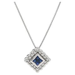 Collar con colgante deslizante cuadrado festoneado de oro blanco de 14k con zafiro y halo de diamantes