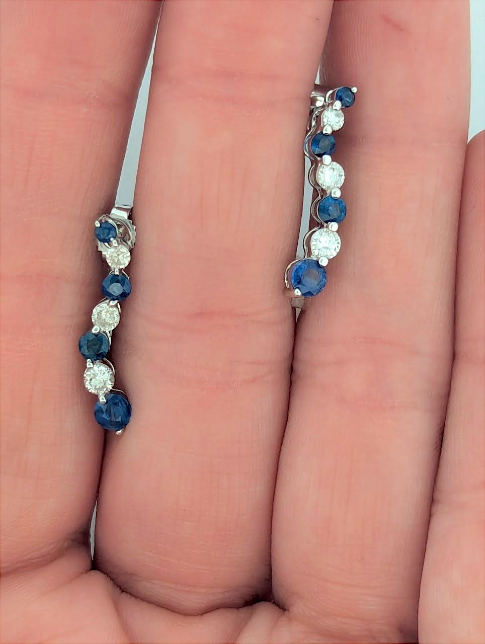 Questi raffinati orecchini a perno in oro bianco 14K sono caratterizzati da una miscela senza tempo di Zaffiri e Diamanti naturali, per un totale di 1,38 CTW. Con una lunghezza di 3/4