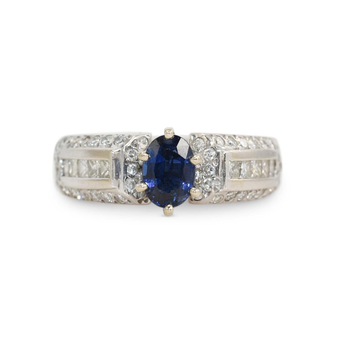 Anillo de oro blanco de 14 quilates con zafiro y diamantes Zafiro de 1,00 ct, 8,2 g