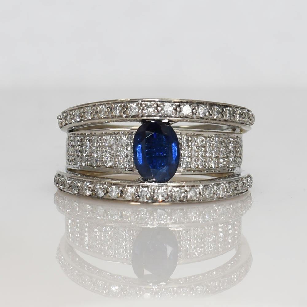 Anello da donna con zaffiro e diamante in oro bianco 14k.
Timbrato 14k e pesa 8,7 grammi.
Lo zaffiro di forma ovale è naturale e di colore blu medio.
Circa 0,75 carati.
I diamanti sono tagli tondi brillanti, 0,50 carati totali, colore da I a J,