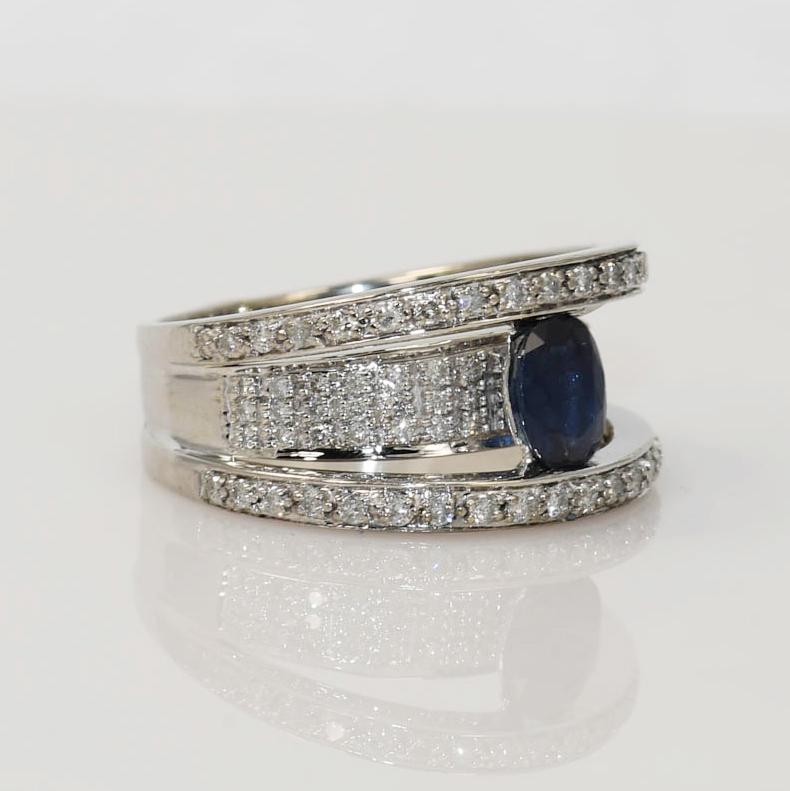 Taglio rotondo Anello con zaffiro e diamante in oro bianco 14K 8,7g in vendita