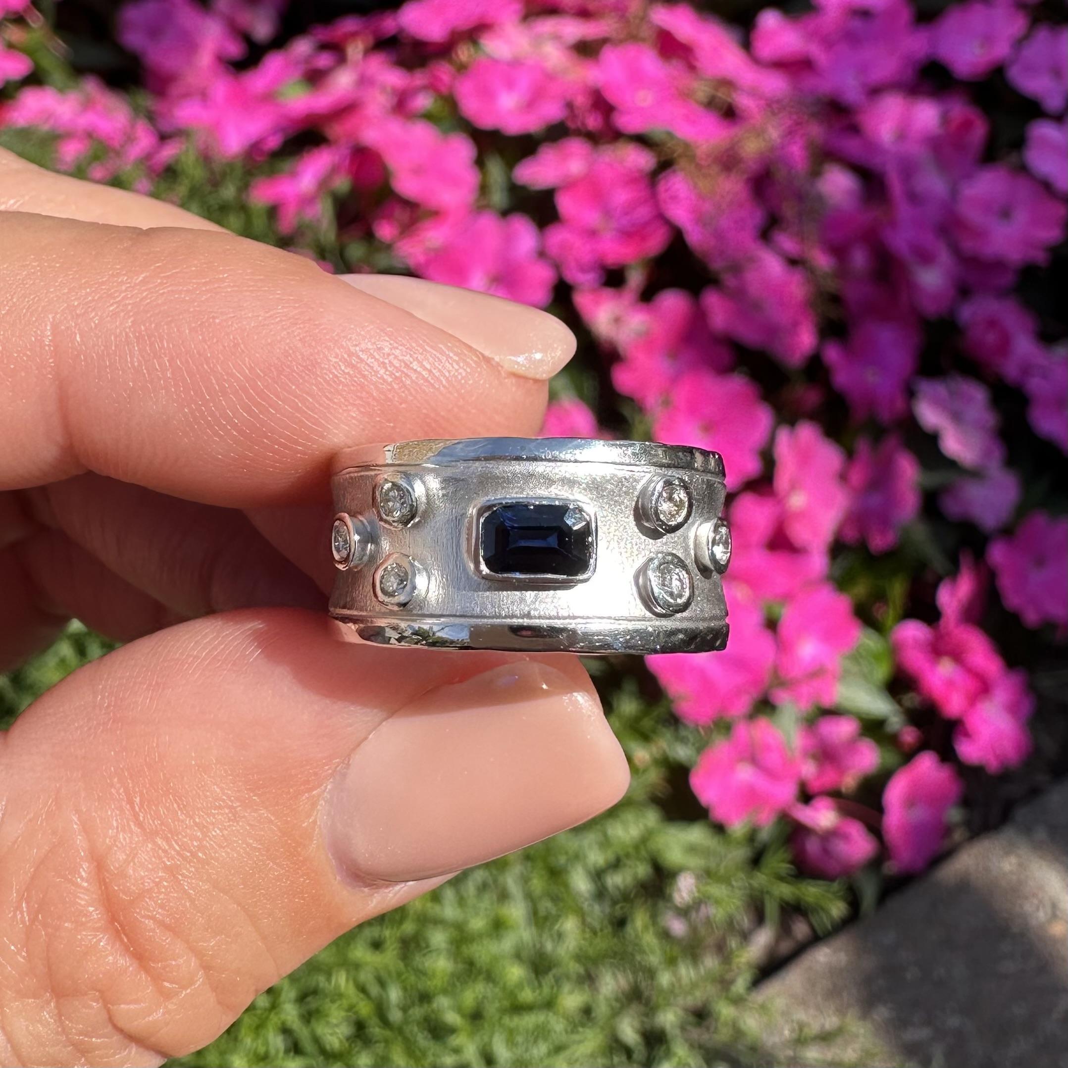 Anello a fascia in oro bianco 14k con zaffiro e diamante, largo e concavo, con finitura spazzolata e lucida in vendita 6