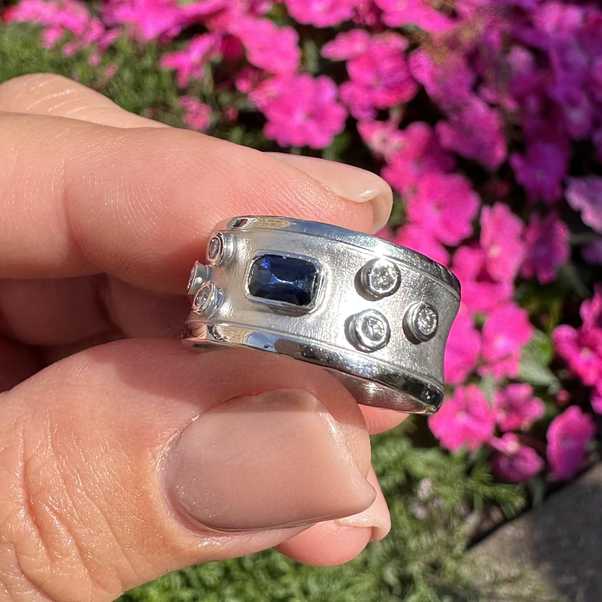 Anello a fascia in oro bianco 14k con zaffiro e diamante, largo e concavo, con finitura spazzolata e lucida in vendita 7