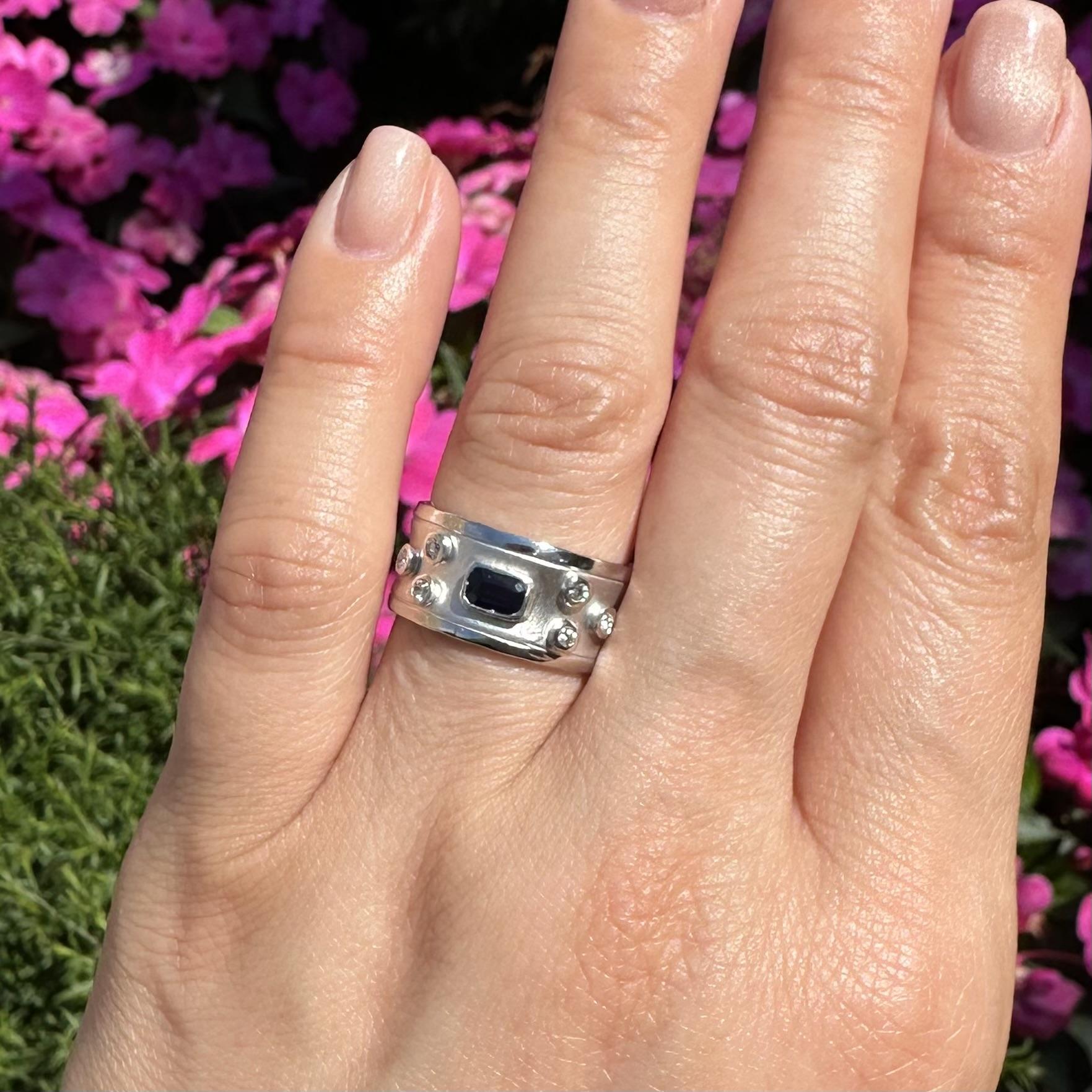 Anello a fascia in oro bianco 14k con zaffiro e diamante, largo e concavo, con finitura spazzolata e lucida in vendita 8