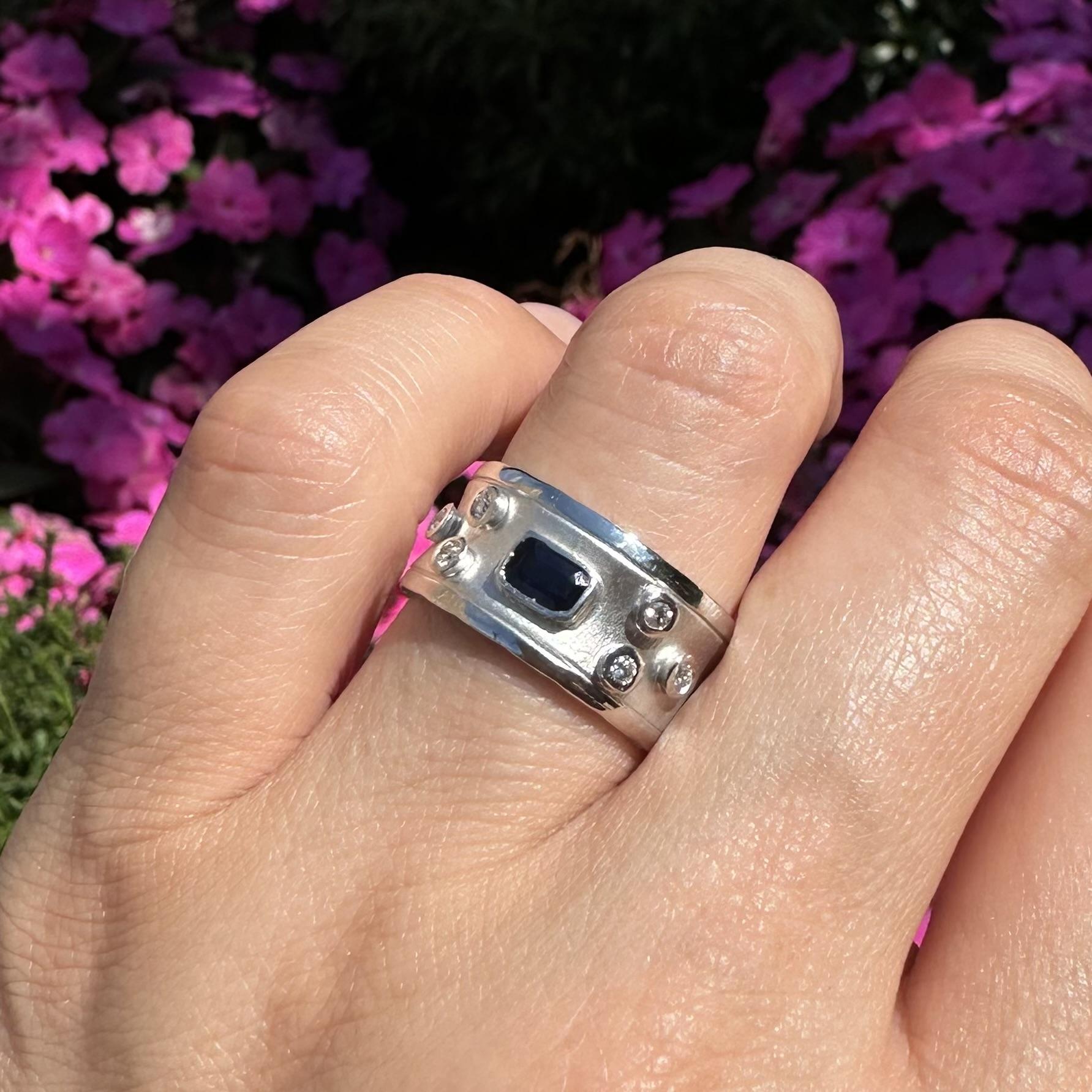 Anello a fascia in oro bianco 14k con zaffiro e diamante, largo e concavo, con finitura spazzolata e lucida in vendita 9