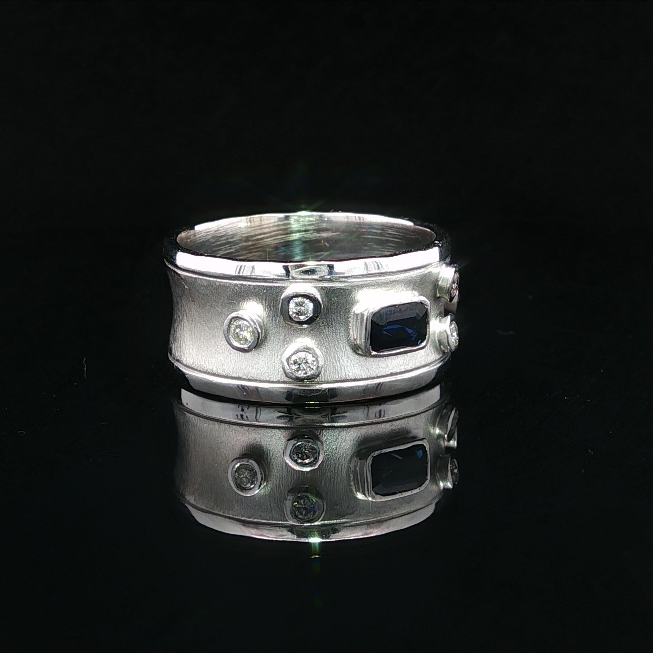 Taglio smeraldo Anello a fascia in oro bianco 14k con zaffiro e diamante, largo e concavo, con finitura spazzolata e lucida in vendita